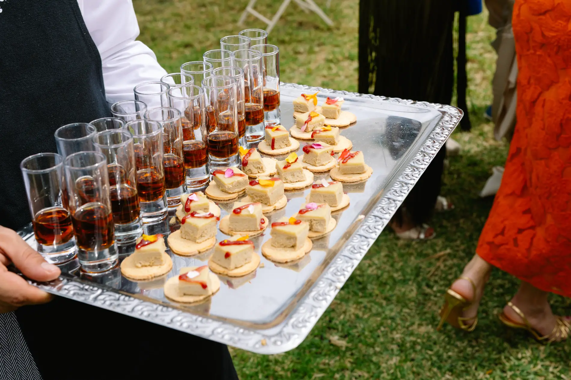 Bandeja de aperitivos y chupitos en el cóctel, en Casa Colorada, Badajoz