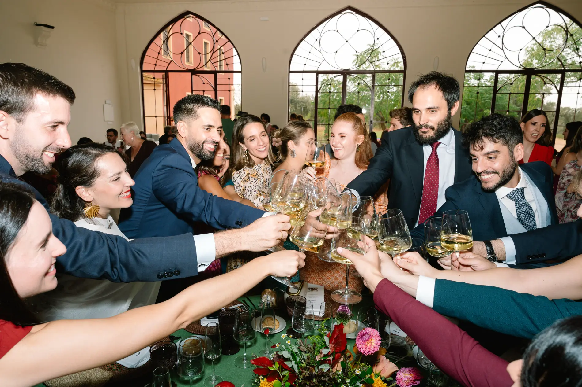 Brindis de los invitados en una mesa del banquete, en Casa Colorada, Badajoz