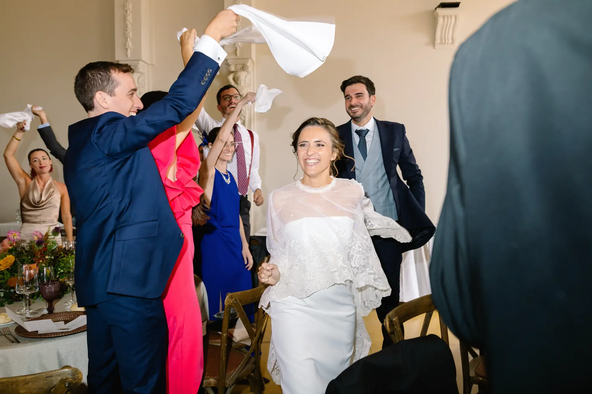 Entrada de los novios al salón entre servilletas al aire, en Casa Colorada, Badajoz