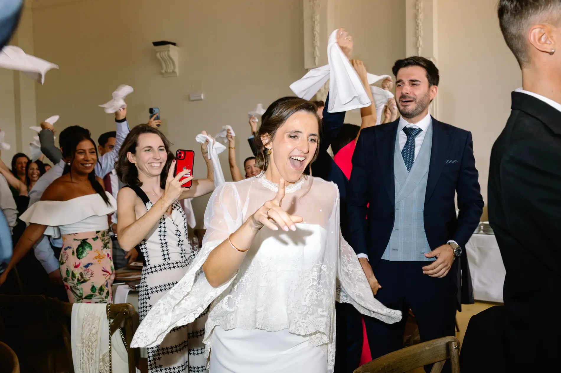 María entra al banquete saludando entre los invitados, en Casa Colorada, Badajoz