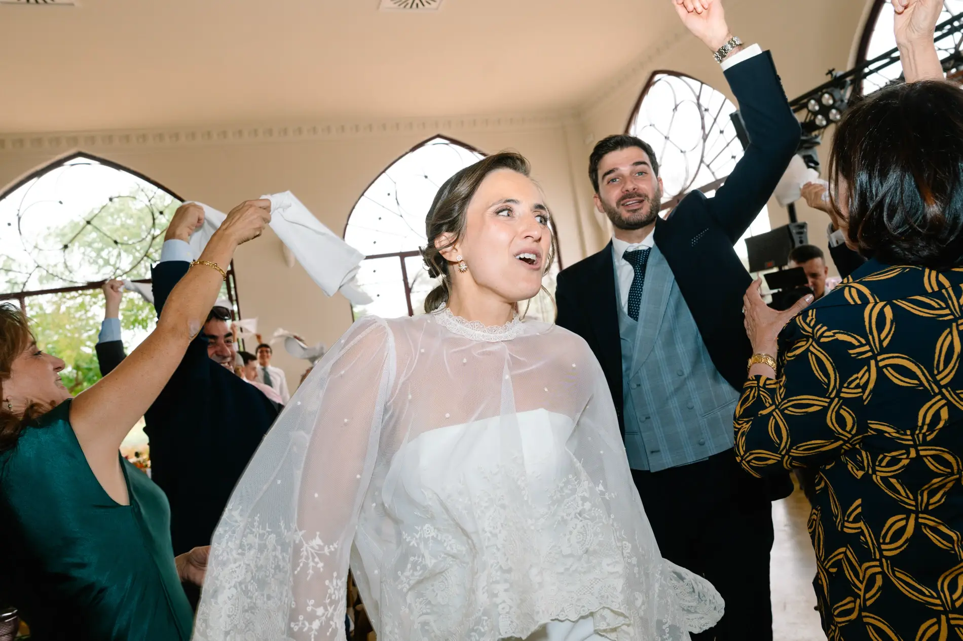 María y Álvaro entran en el salón de ventanales arqueados, en Casa Colorada, Badajoz