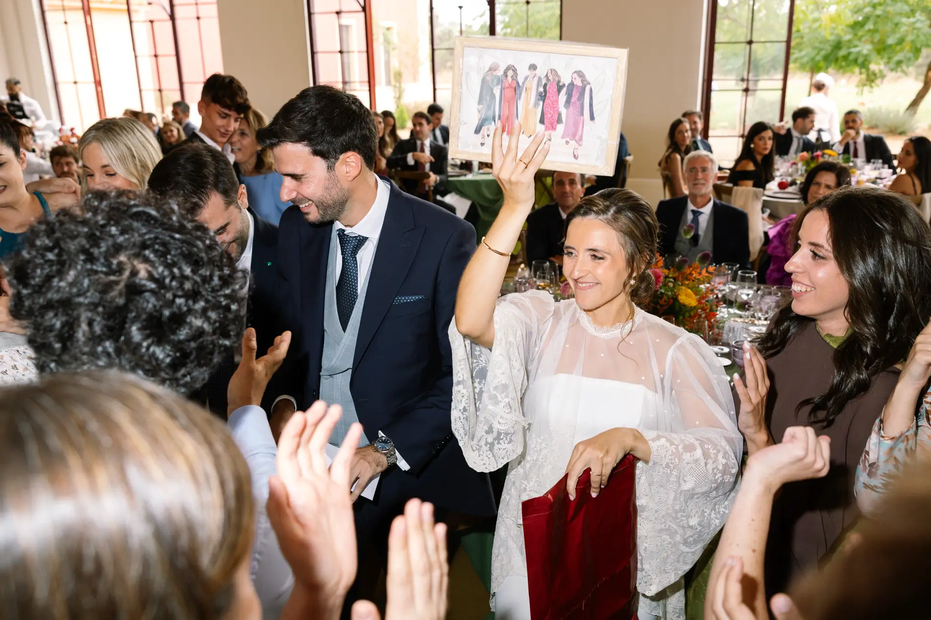María recibe un regalo de sus amigas durante el banquete, en Casa Colorada, Badajoz