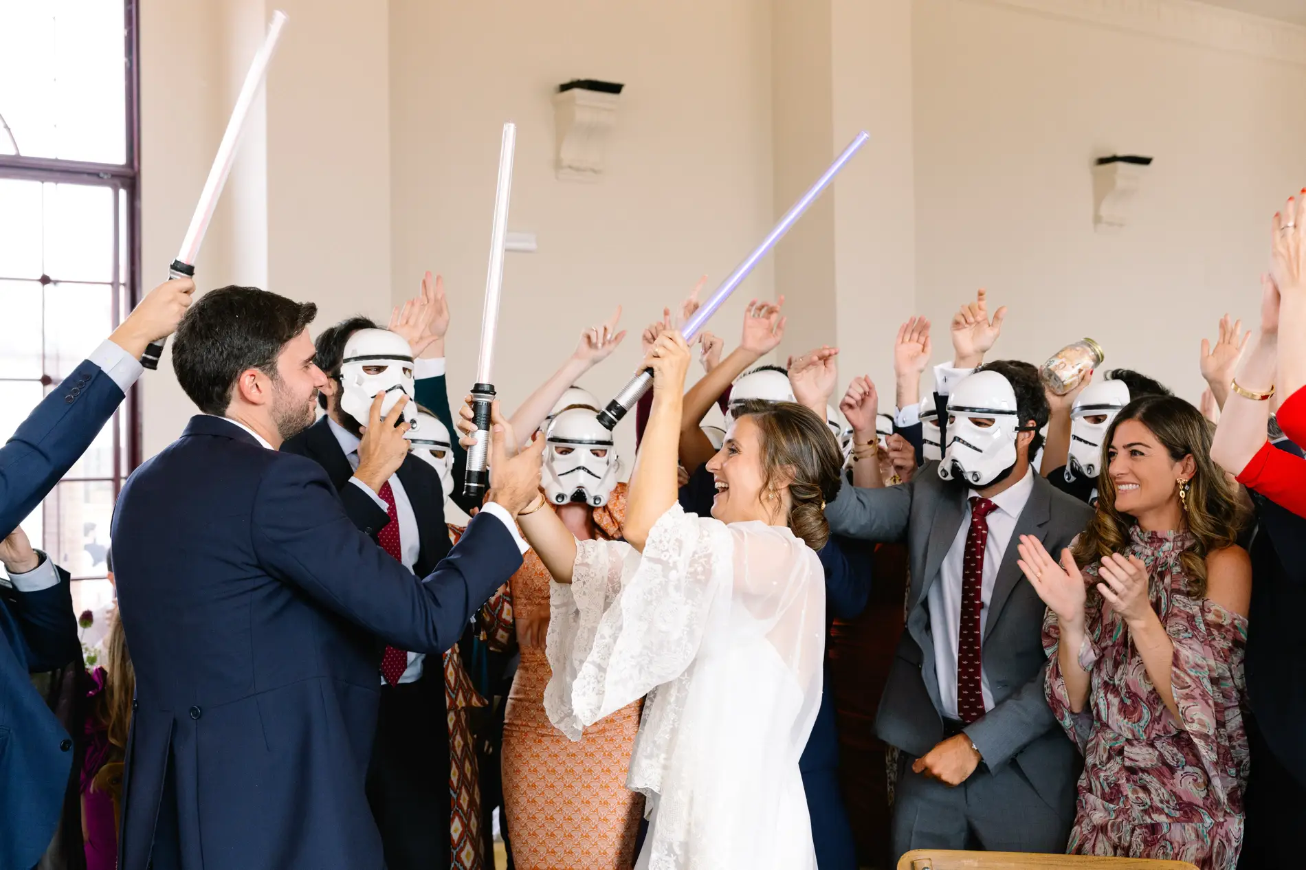 Amigos con caretas de soldado imperial y espadas de luz sorprenden a los novios, en Casa Colorada, Badajoz
