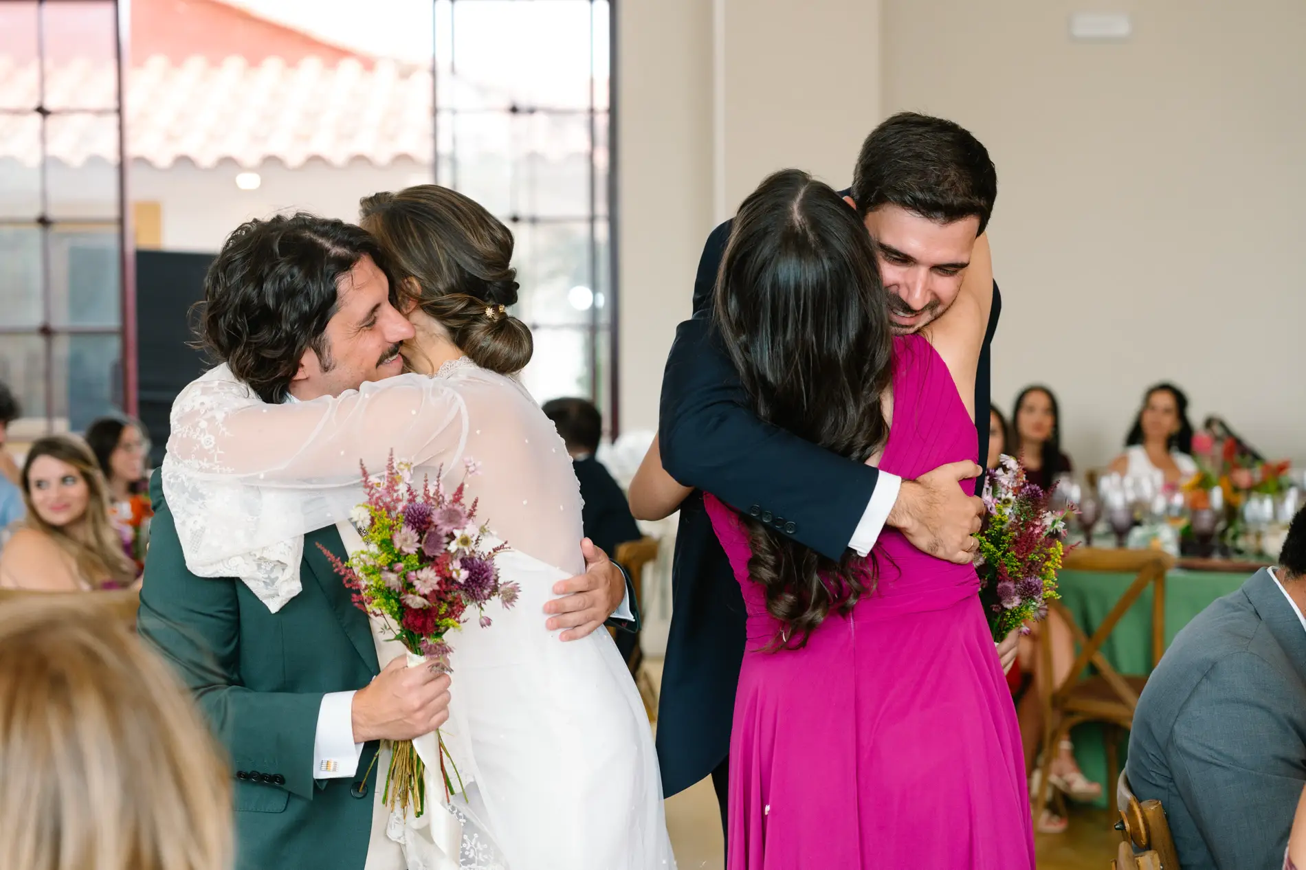 María y Álvaro abrazan a sus invitados en el banquete, en Casa Colorada, Badajoz