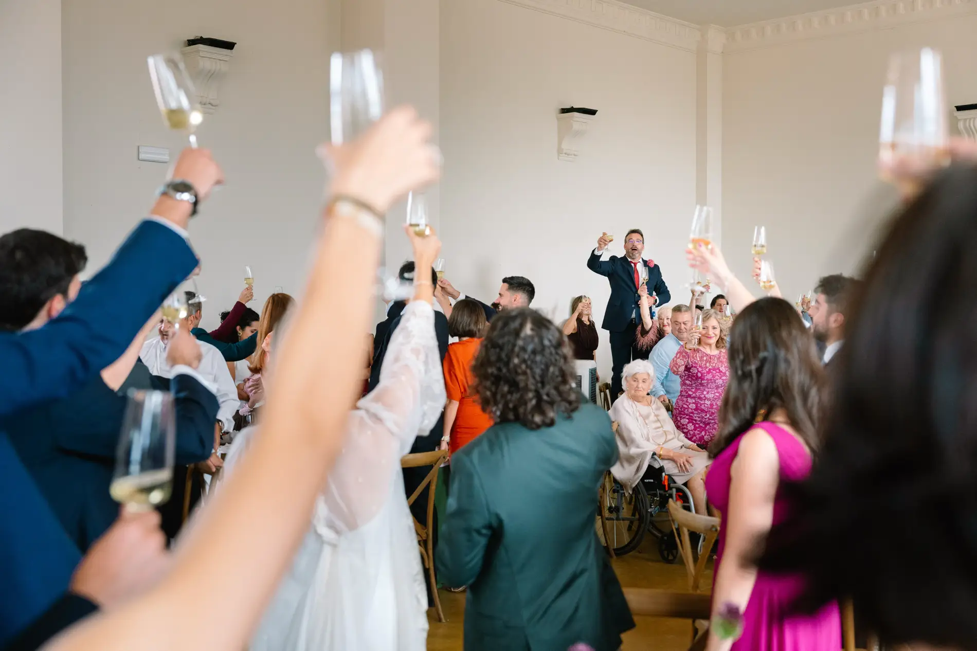 Brindis general de los invitados en el salón del banquete, en Casa Colorada, Badajoz