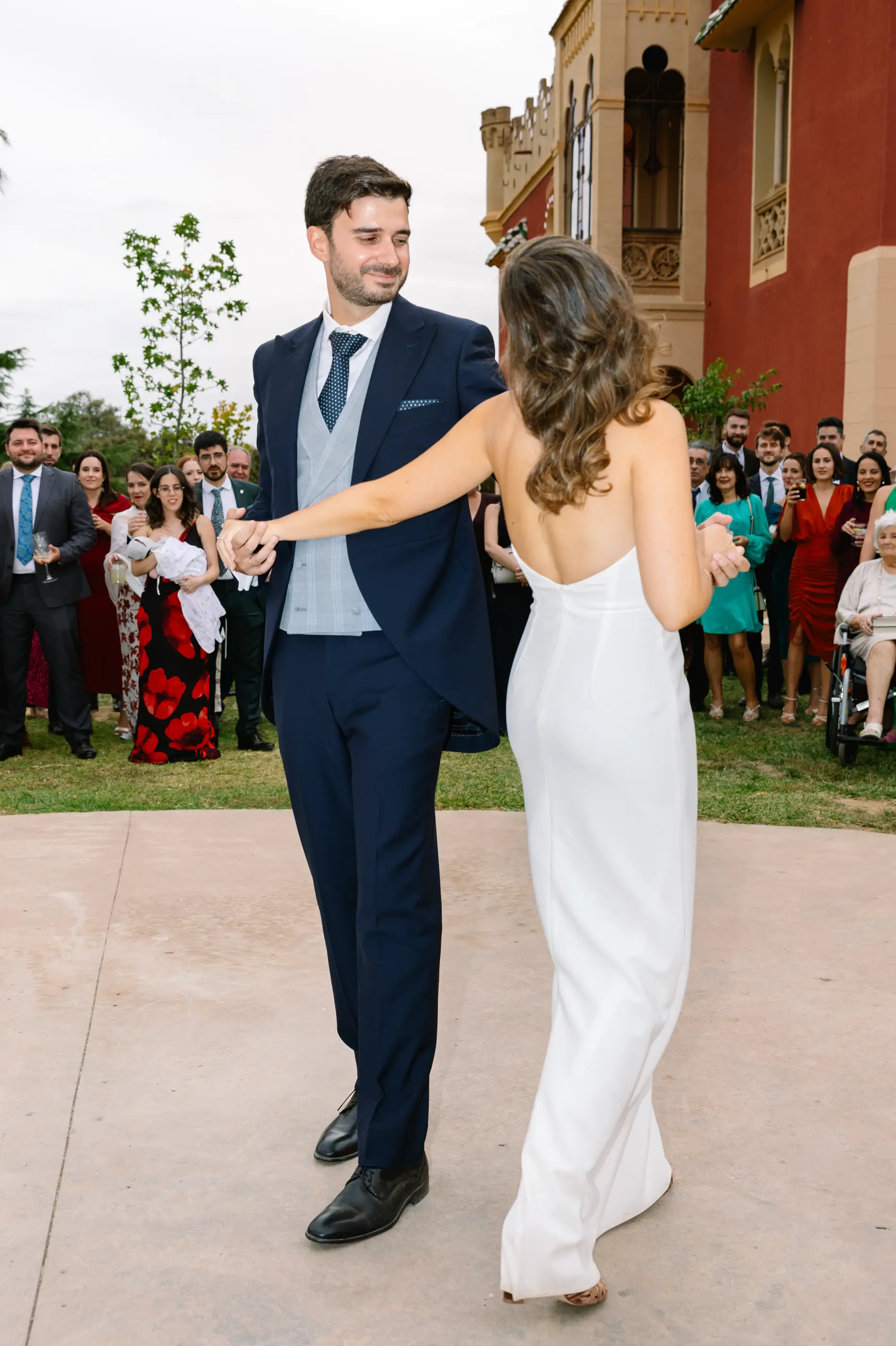 Baile nupcial de María y Álvaro frente al palacete de Casa Colorada