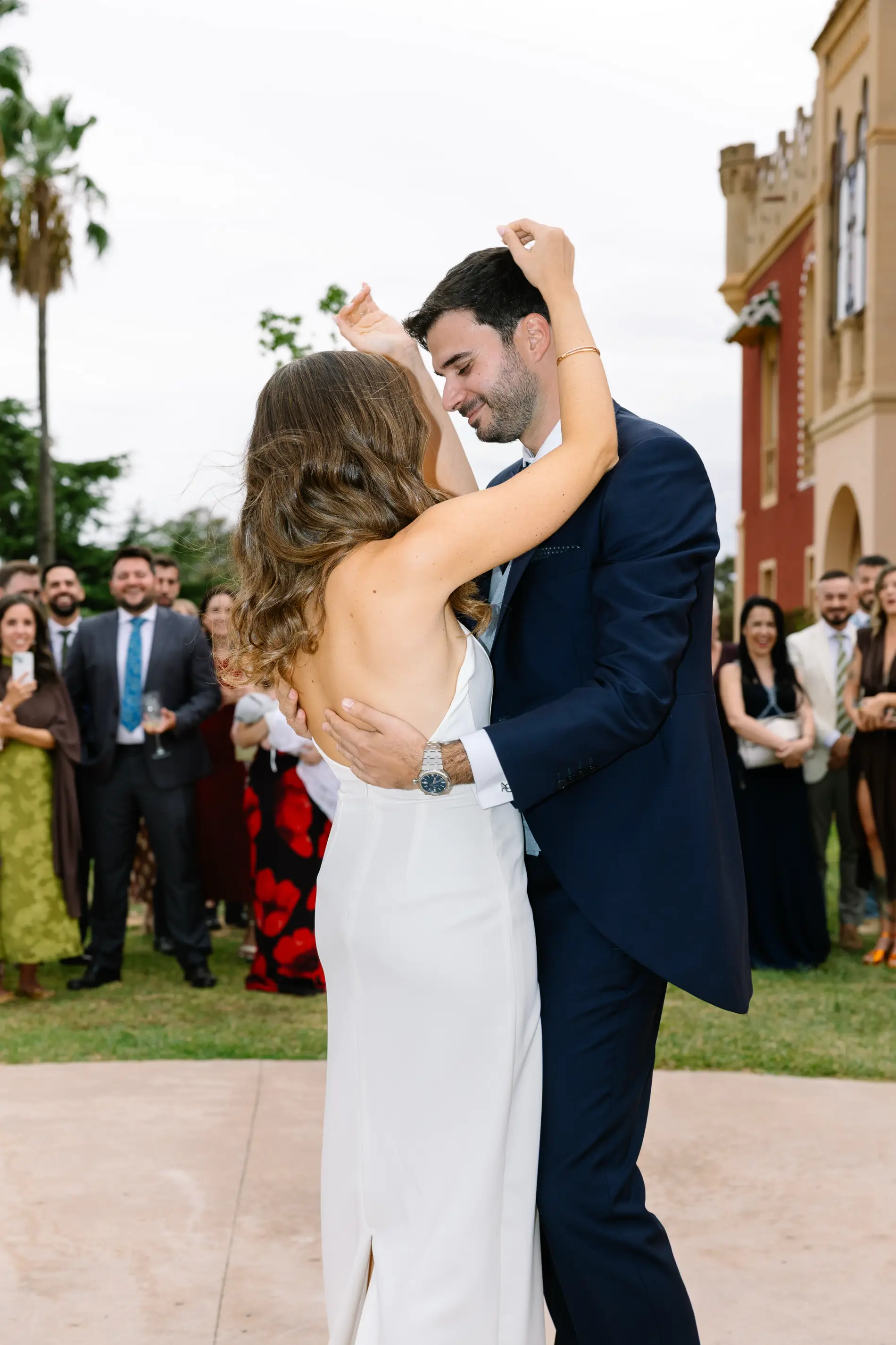 María y Álvaro bailan abrazados rodeados de invitados, en Casa Colorada, Badajoz