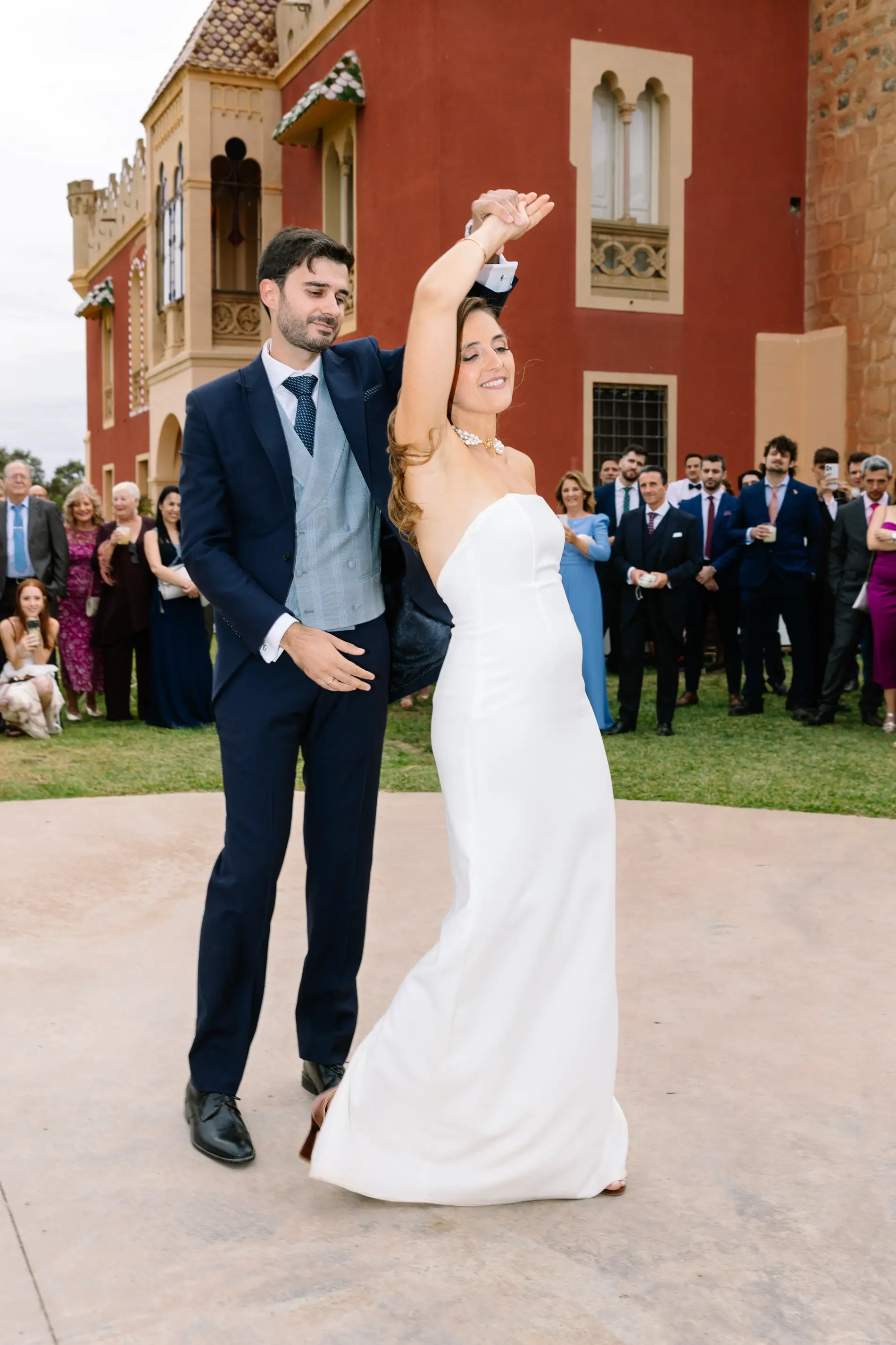 Álvaro hace girar a María en el baile nupcial, en Casa Colorada, Badajoz