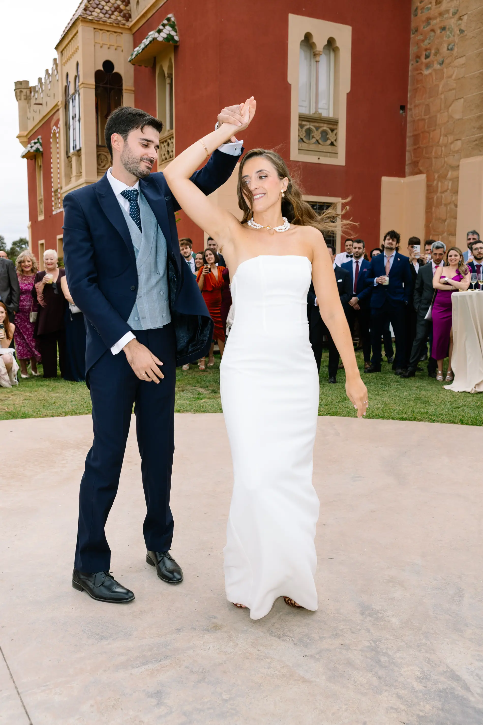 María baila con el brazo en alto junto a Álvaro, en Casa Colorada, Badajoz