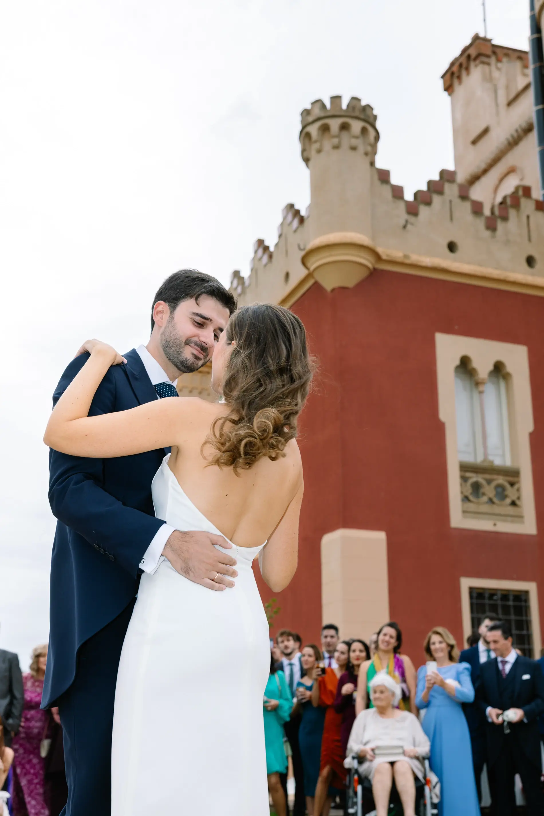 María y Álvaro bailan pegados frente a la fachada roja, en Casa Colorada, Badajoz