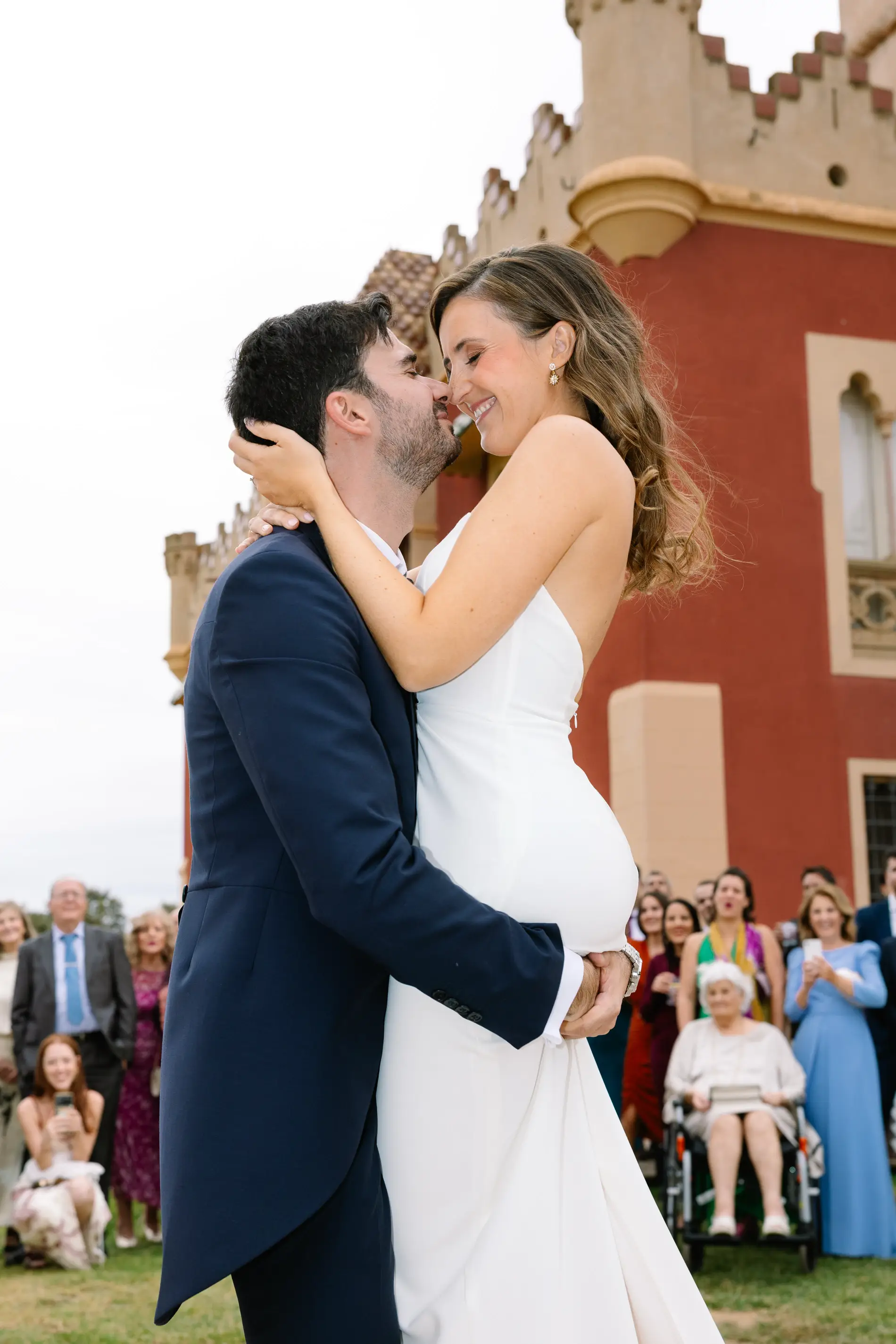 Beso de los novios durante el baile nupcial, en Casa Colorada, Badajoz