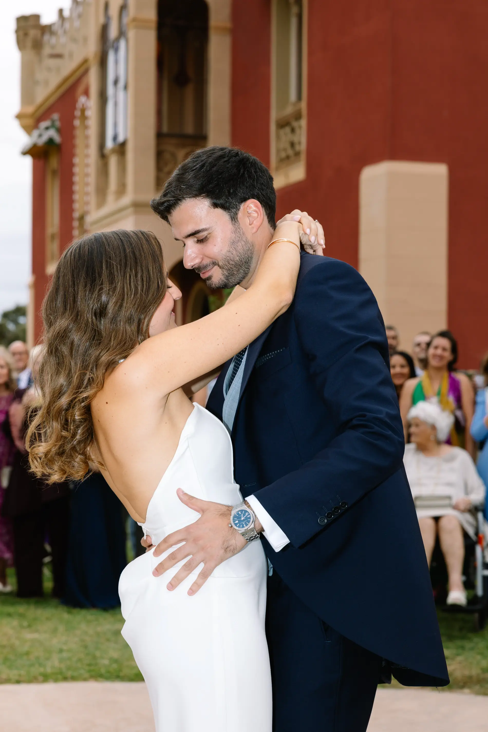 María y Álvaro abrazados al final del baile nupcial, en Casa Colorada, Badajoz