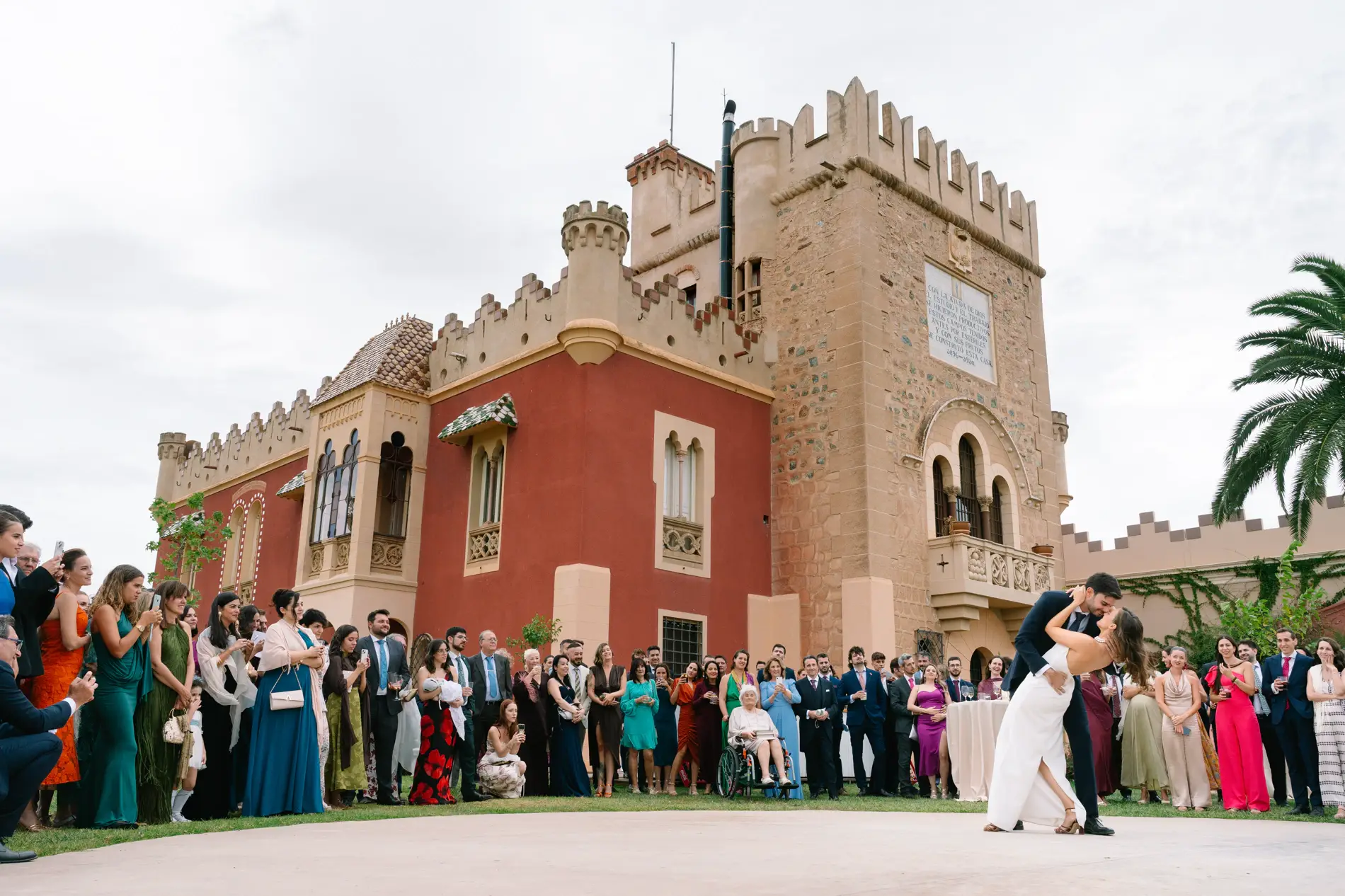 Baile nupcial visto de lejos frente a la torre de Casa Colorada