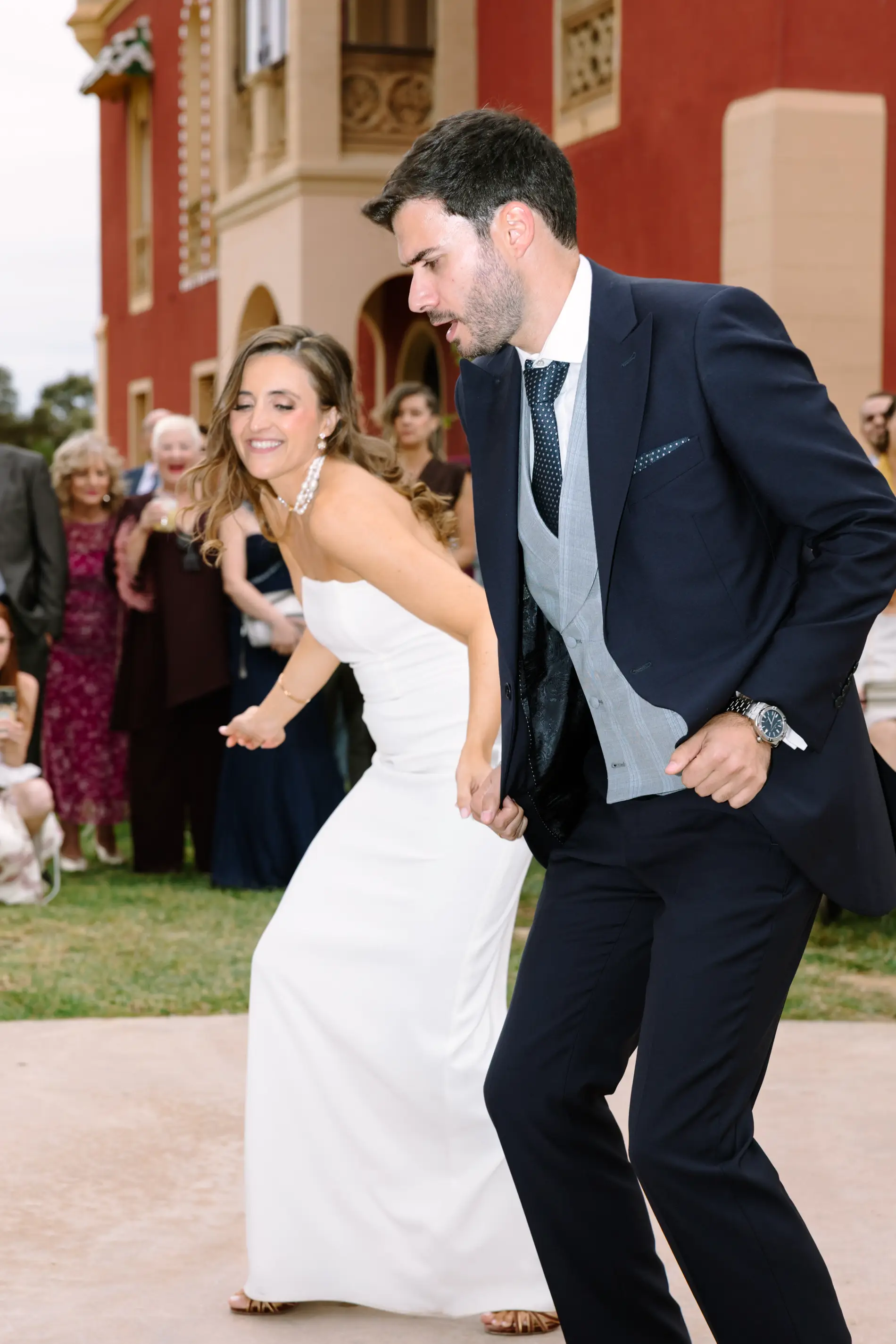 María y Álvaro bailan divertidos en la pista, en Casa Colorada, Badajoz