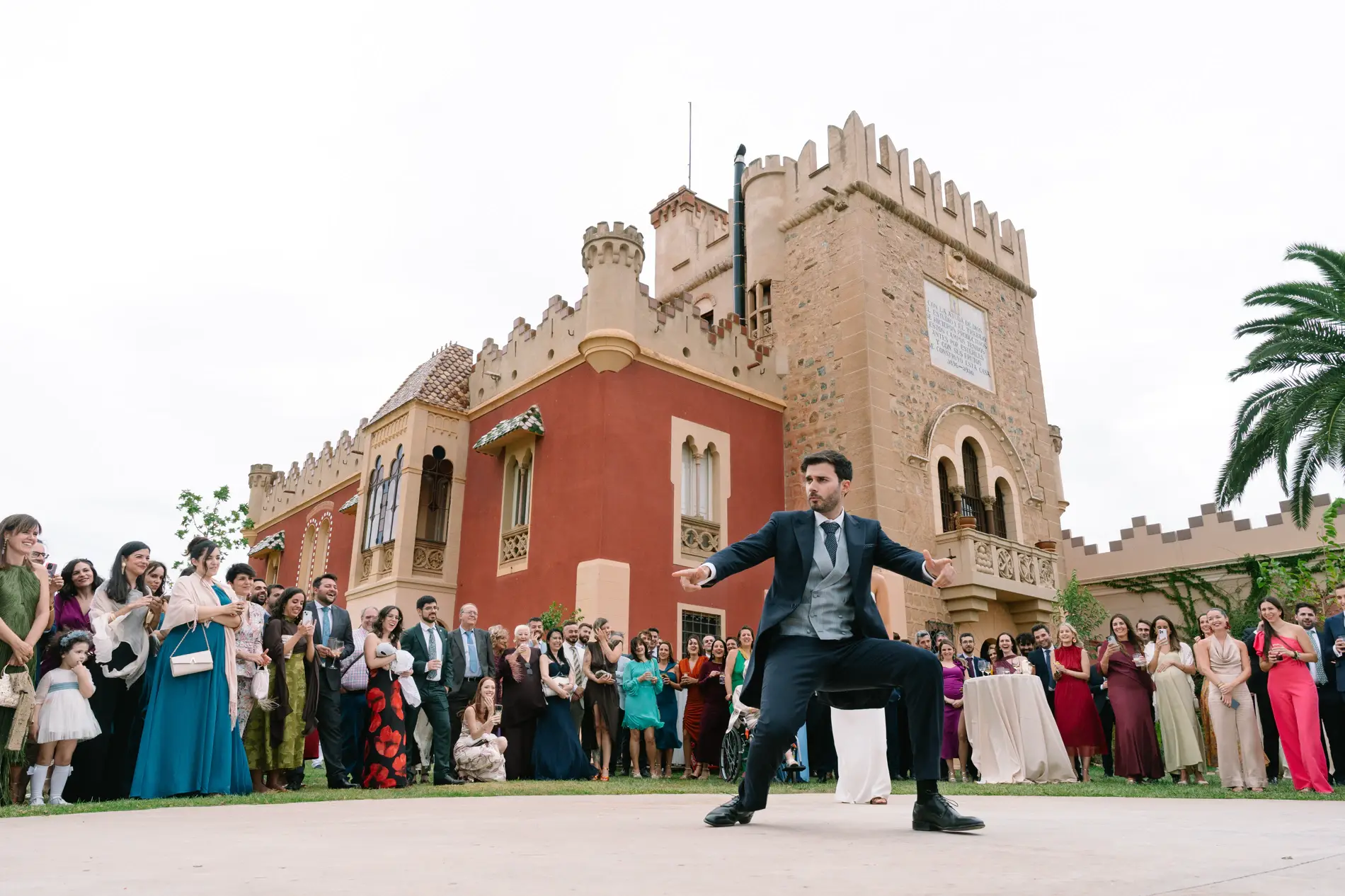 Un invitado baila solo en la pista frente al palacete, en Casa Colorada, Badajoz