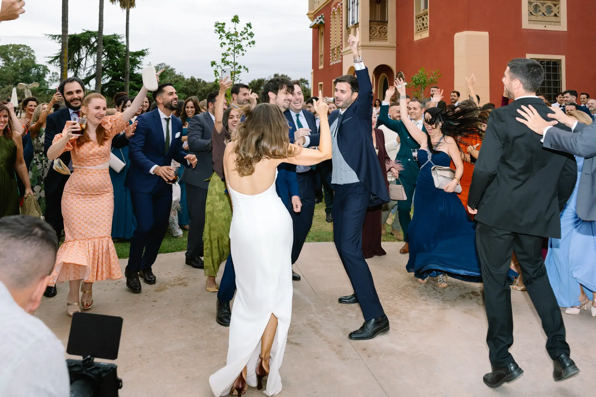 Invitados se unen al baile de los novios en el jardín, en Casa Colorada, Badajoz