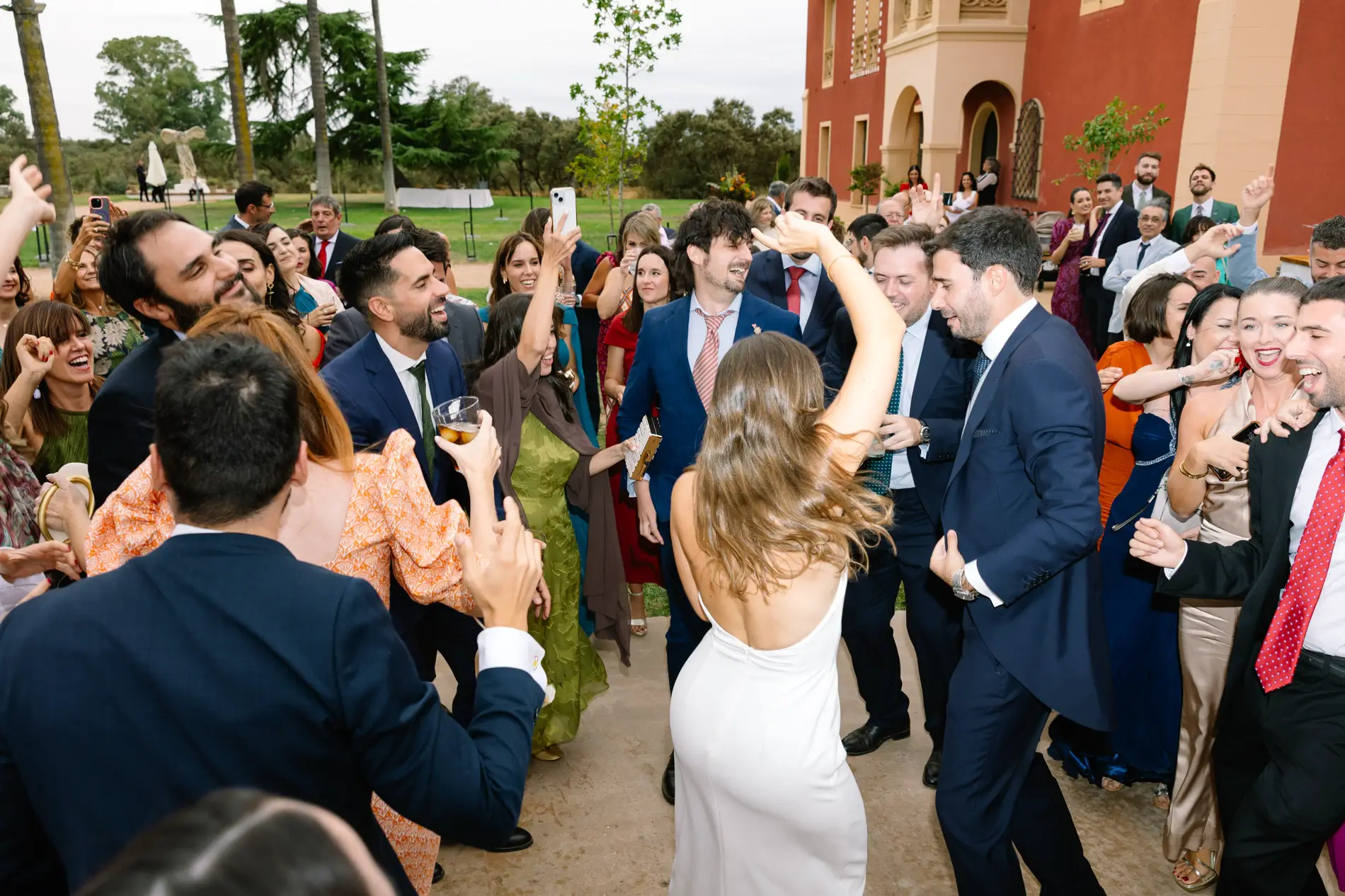 Fiesta en el jardín de Casa Colorada con los novios entre los invitados