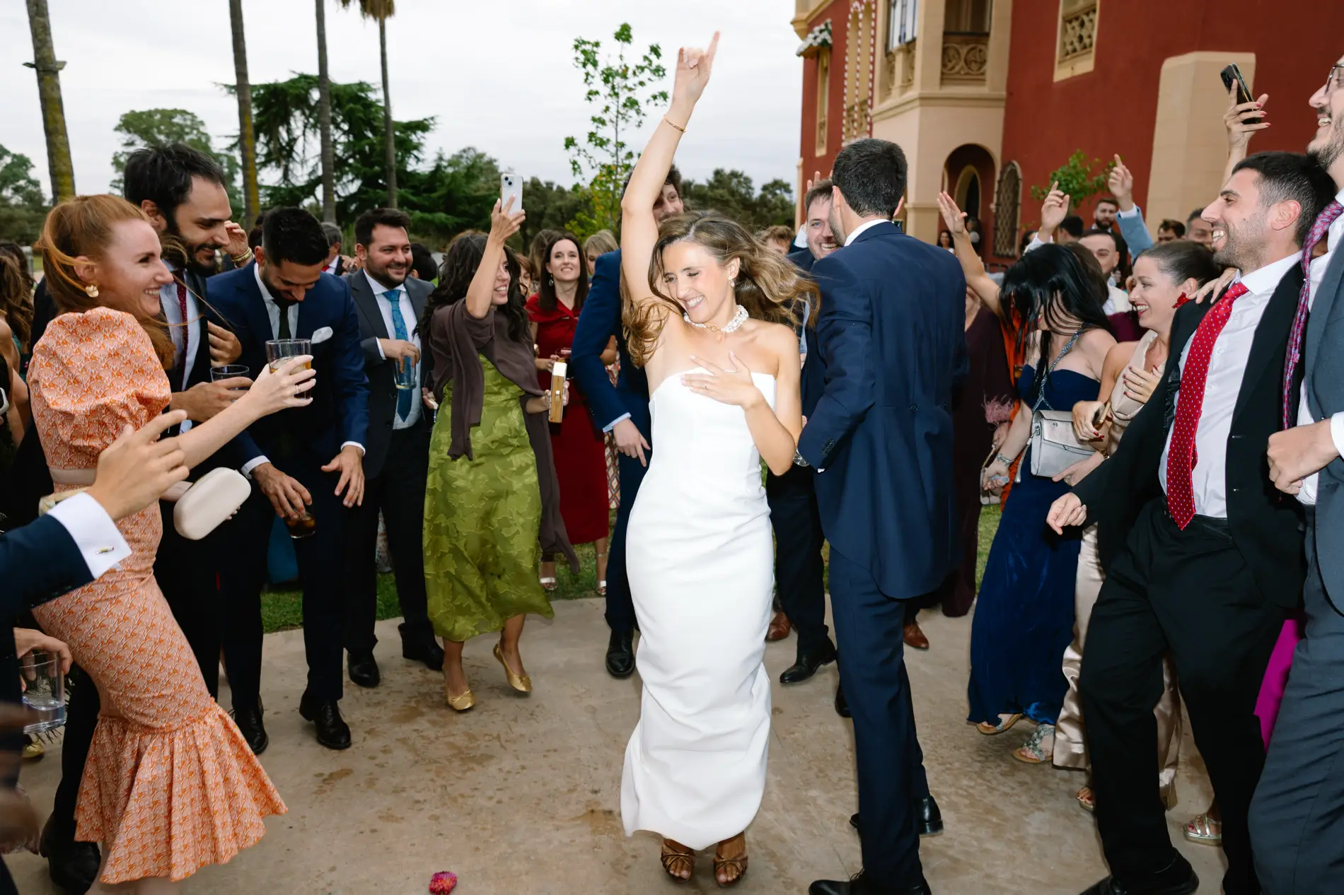María baila con los brazos en alto entre los invitados, en Casa Colorada, Badajoz
