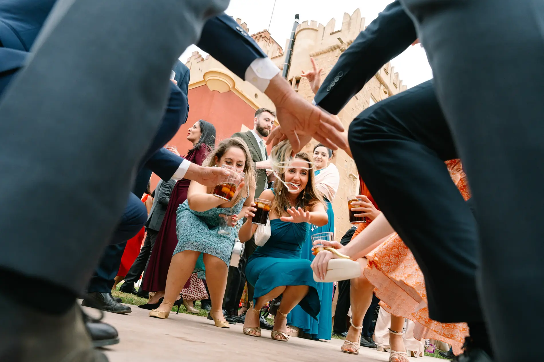 Invitados bailan en corro vistos desde abajo, en Casa Colorada, Badajoz
