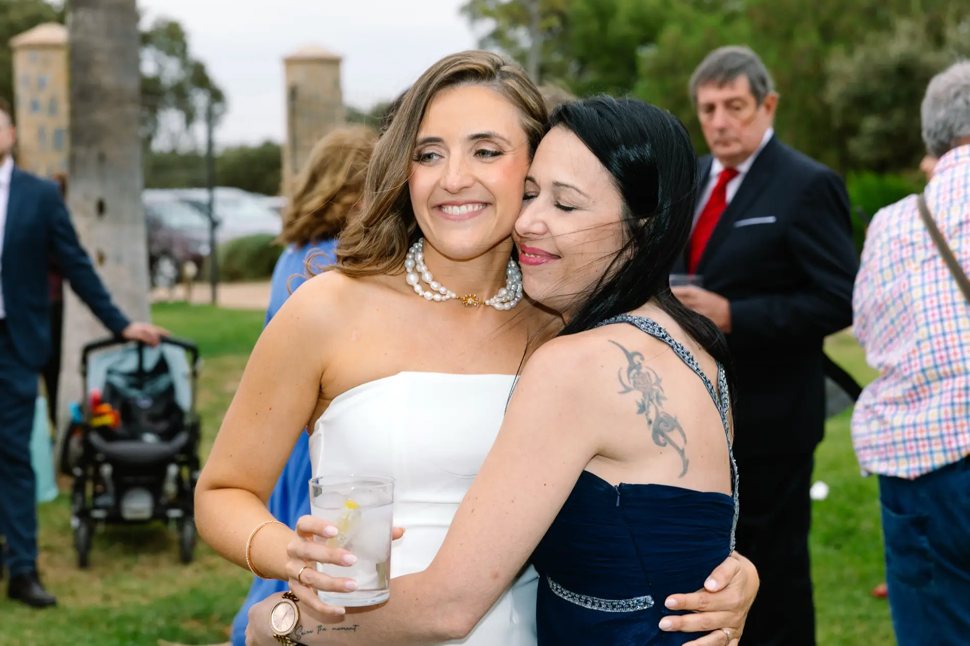 María abraza a una invitada durante la fiesta, en Casa Colorada, Badajoz