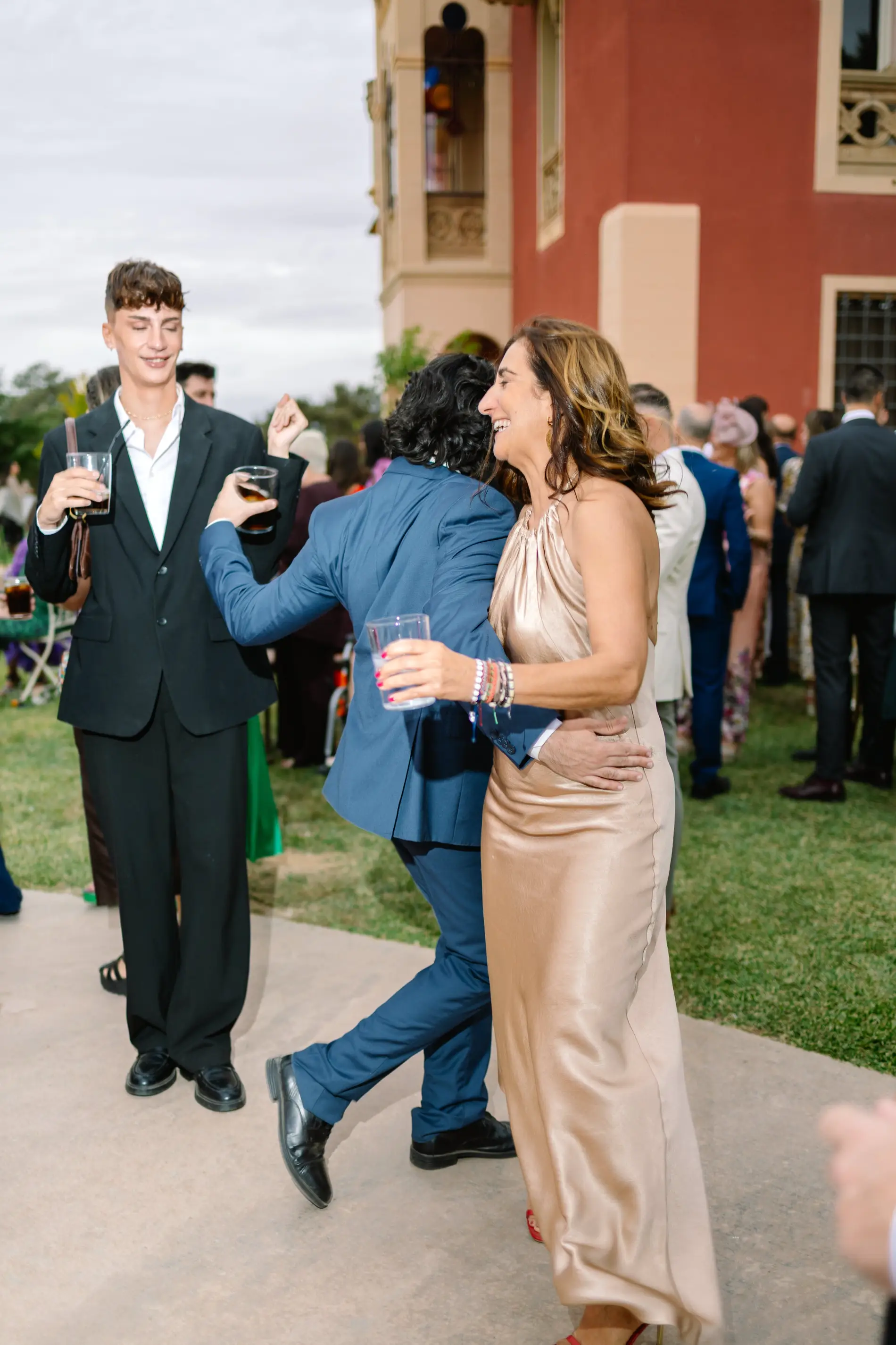 Invitados bailan en pareja junto al palacete, en Casa Colorada, Badajoz