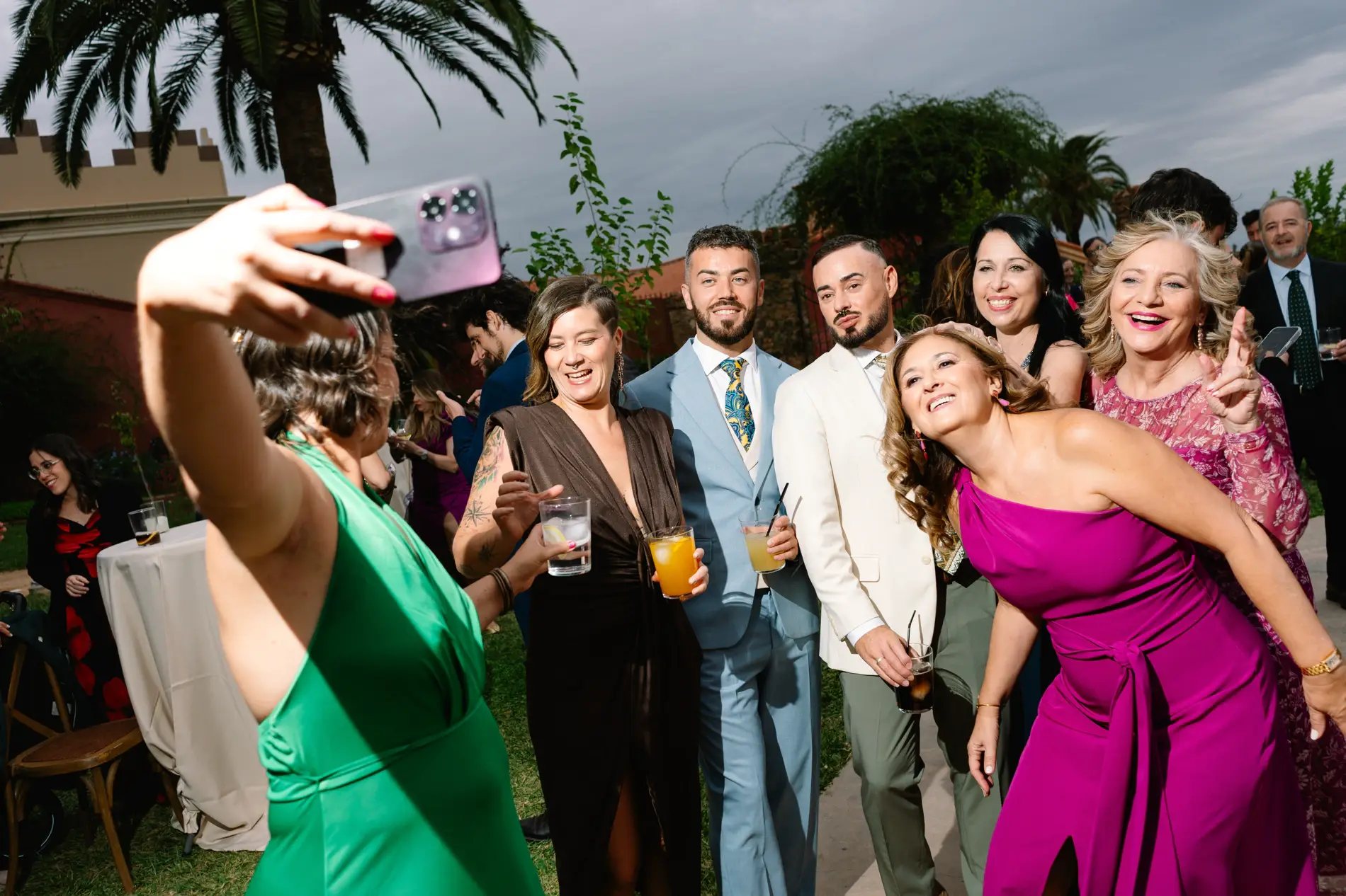 Invitada se hace un selfi con sus amigos en la fiesta, en Casa Colorada, Badajoz