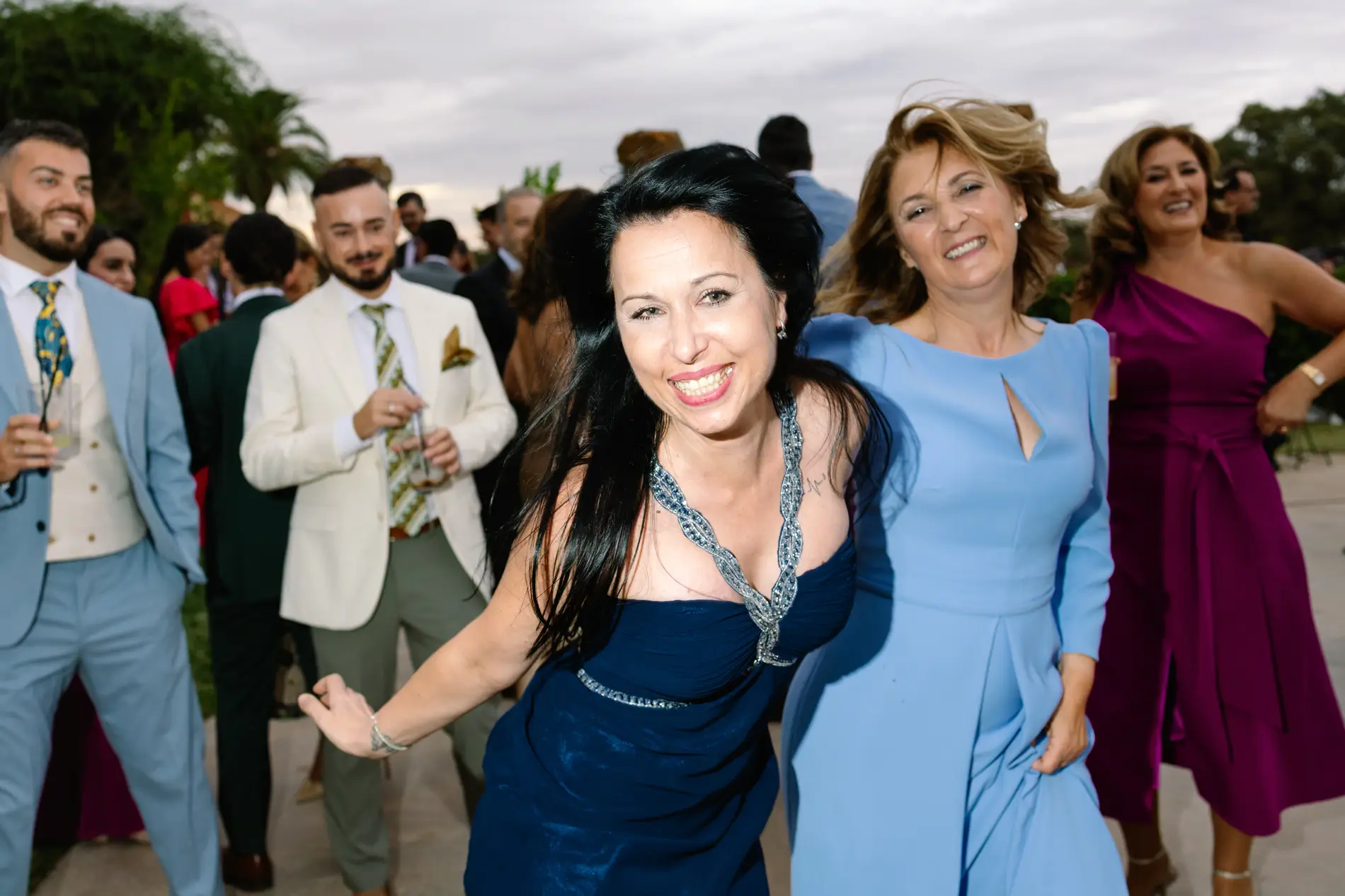 Invitadas bailan sonrientes en la fiesta al aire libre, en Casa Colorada, Badajoz