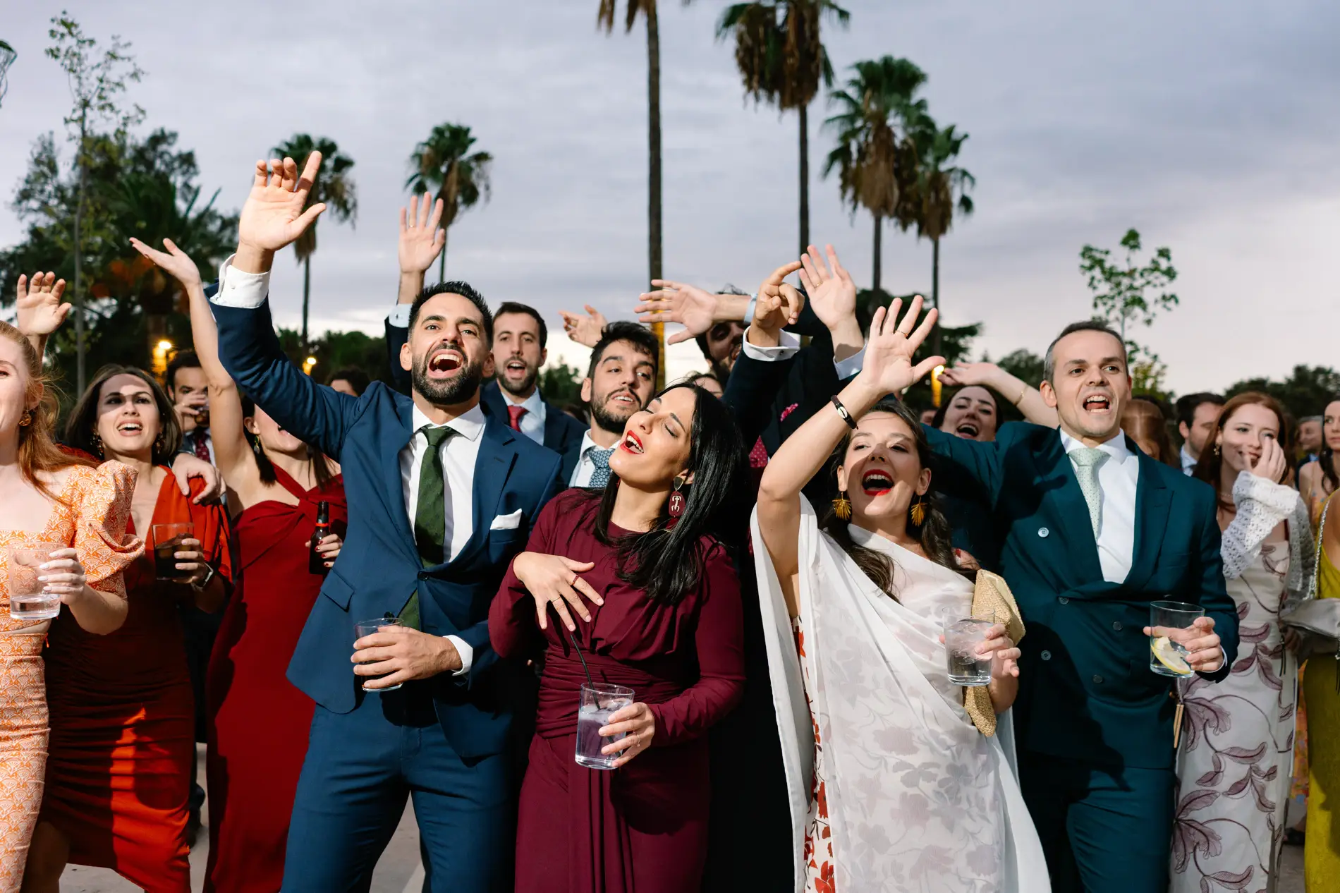 Invitados bailan con los brazos en alto, en Casa Colorada, Badajoz