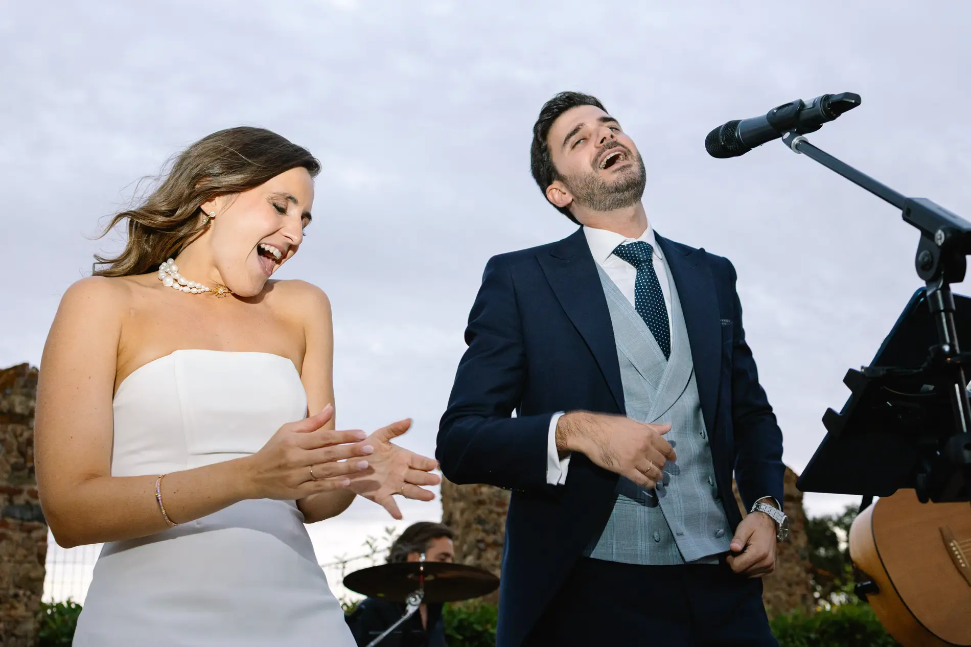 María y Álvaro cantan junto al micrófono del grupo, en Casa Colorada, Badajoz
