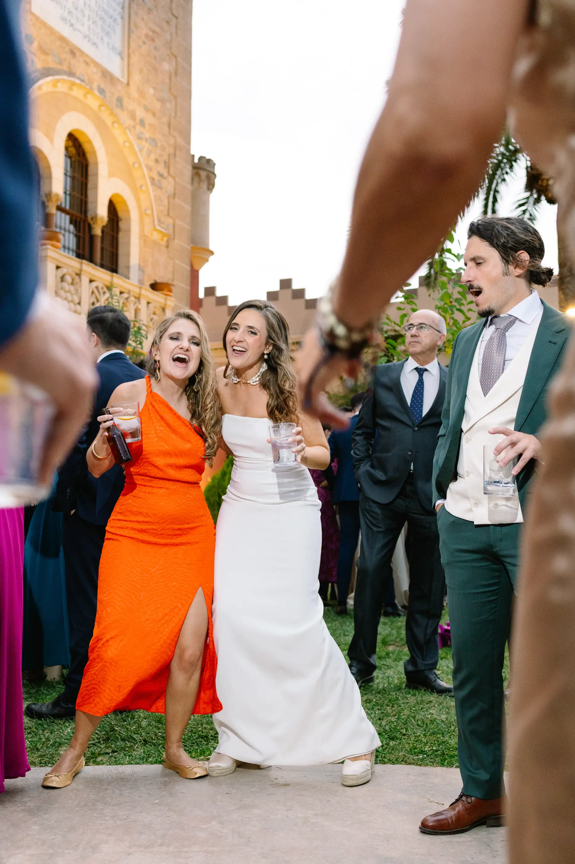 María baila con una amiga vestida de naranja, en Casa Colorada, Badajoz