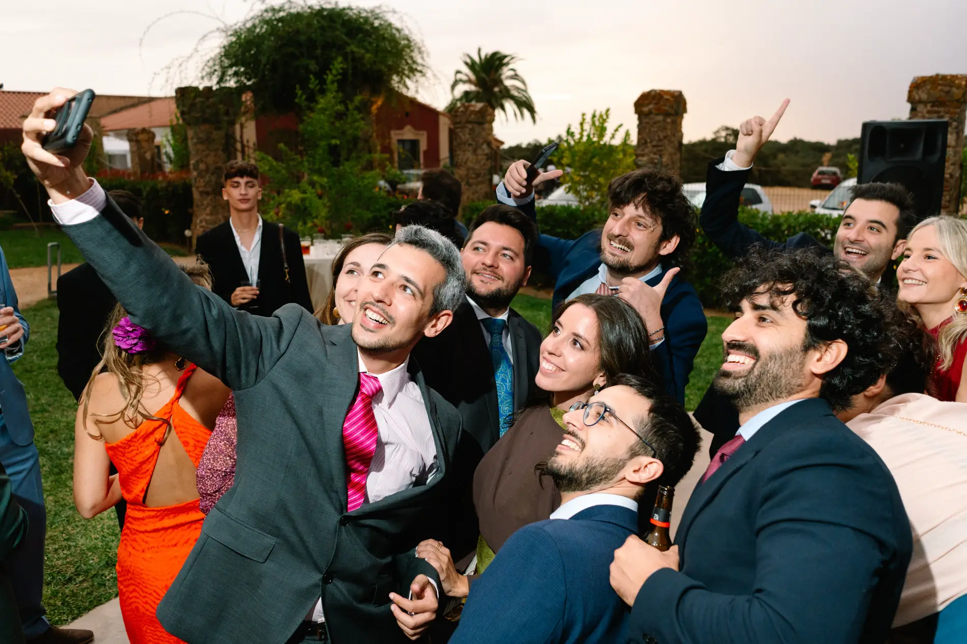Selfi de grupo de los invitados en la fiesta, en Casa Colorada, Badajoz