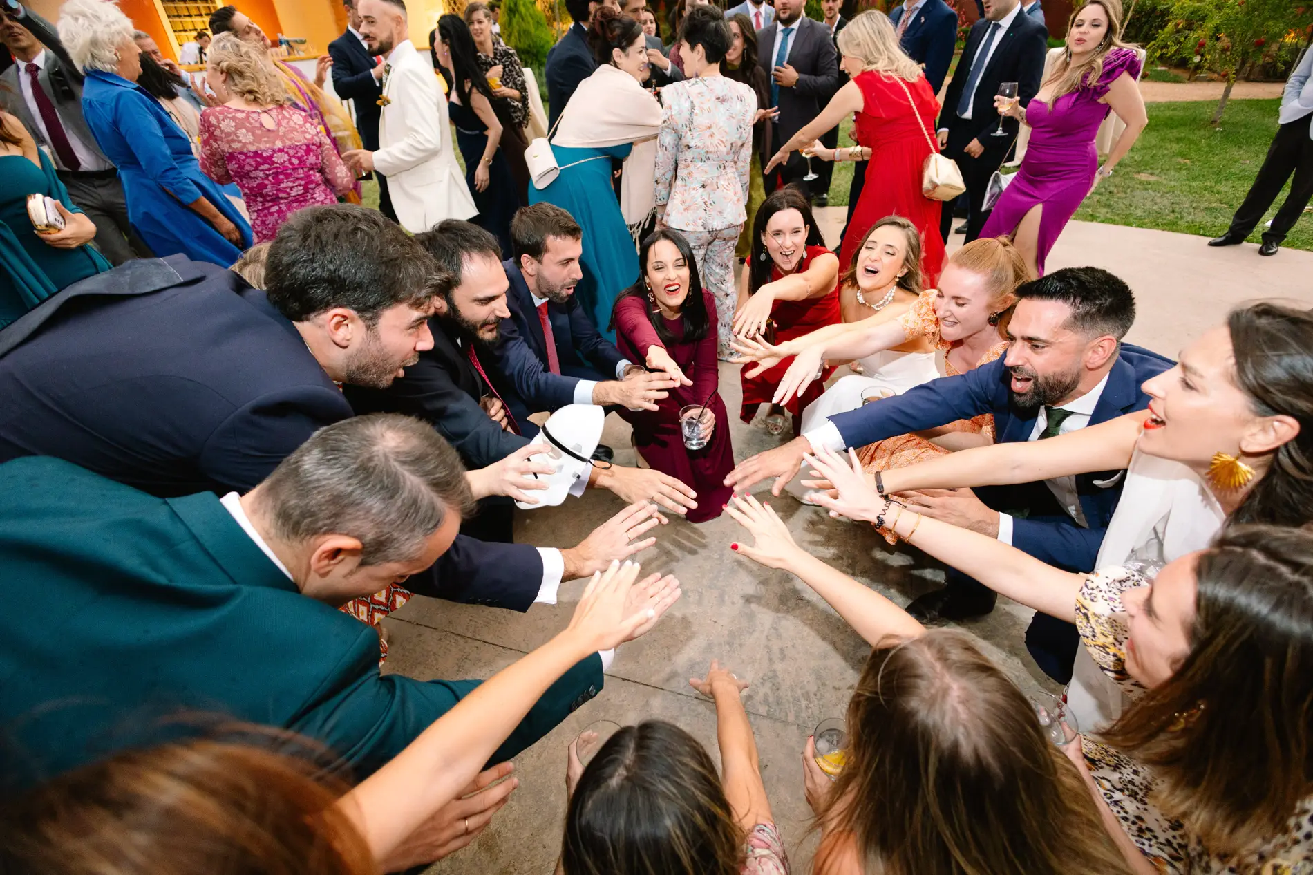 Invitados forman un corro en la pista de baile, en Casa Colorada, Badajoz