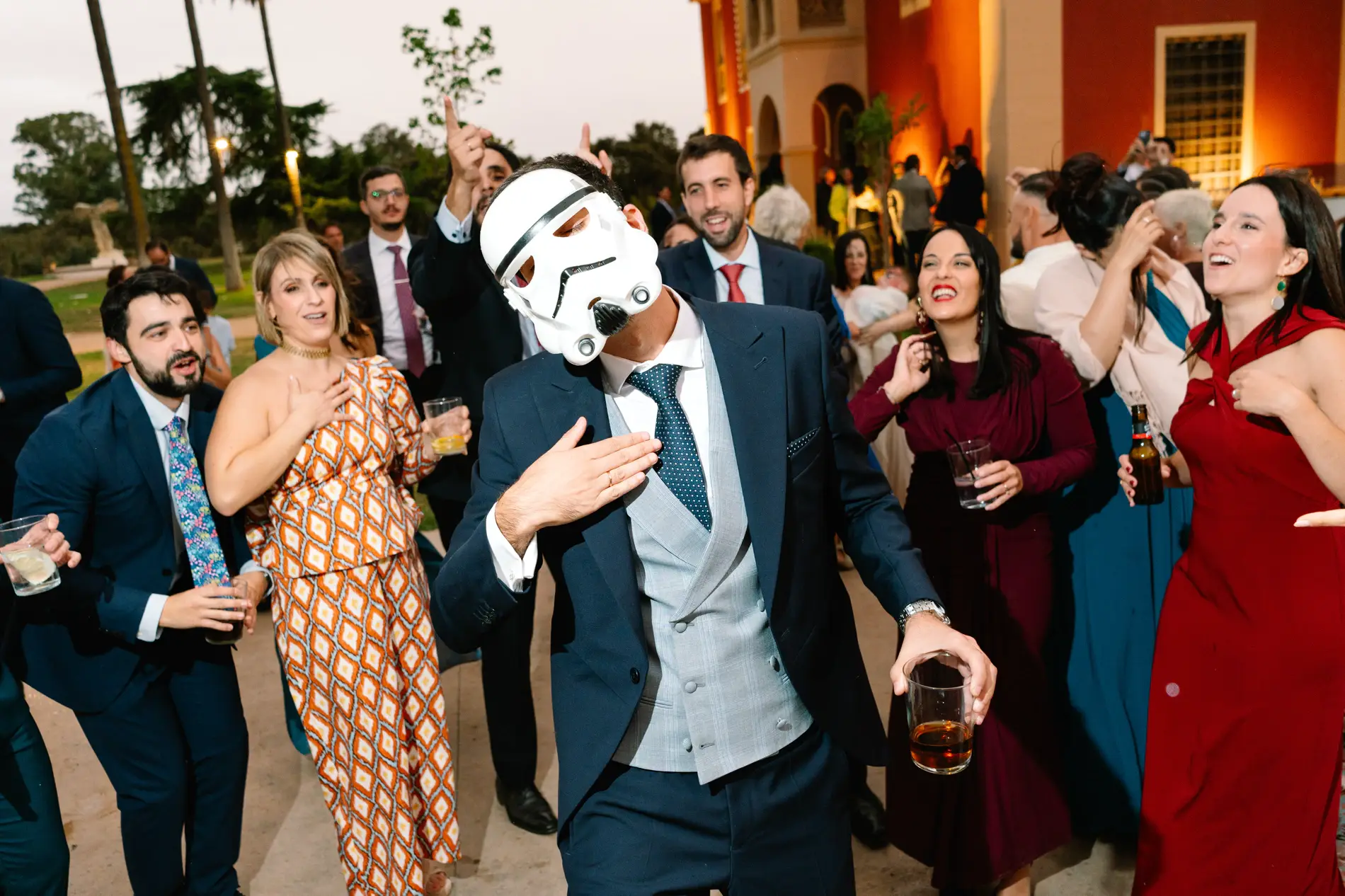 Invitado con careta de soldado imperial bailando al anochecer, en Casa Colorada, Badajoz