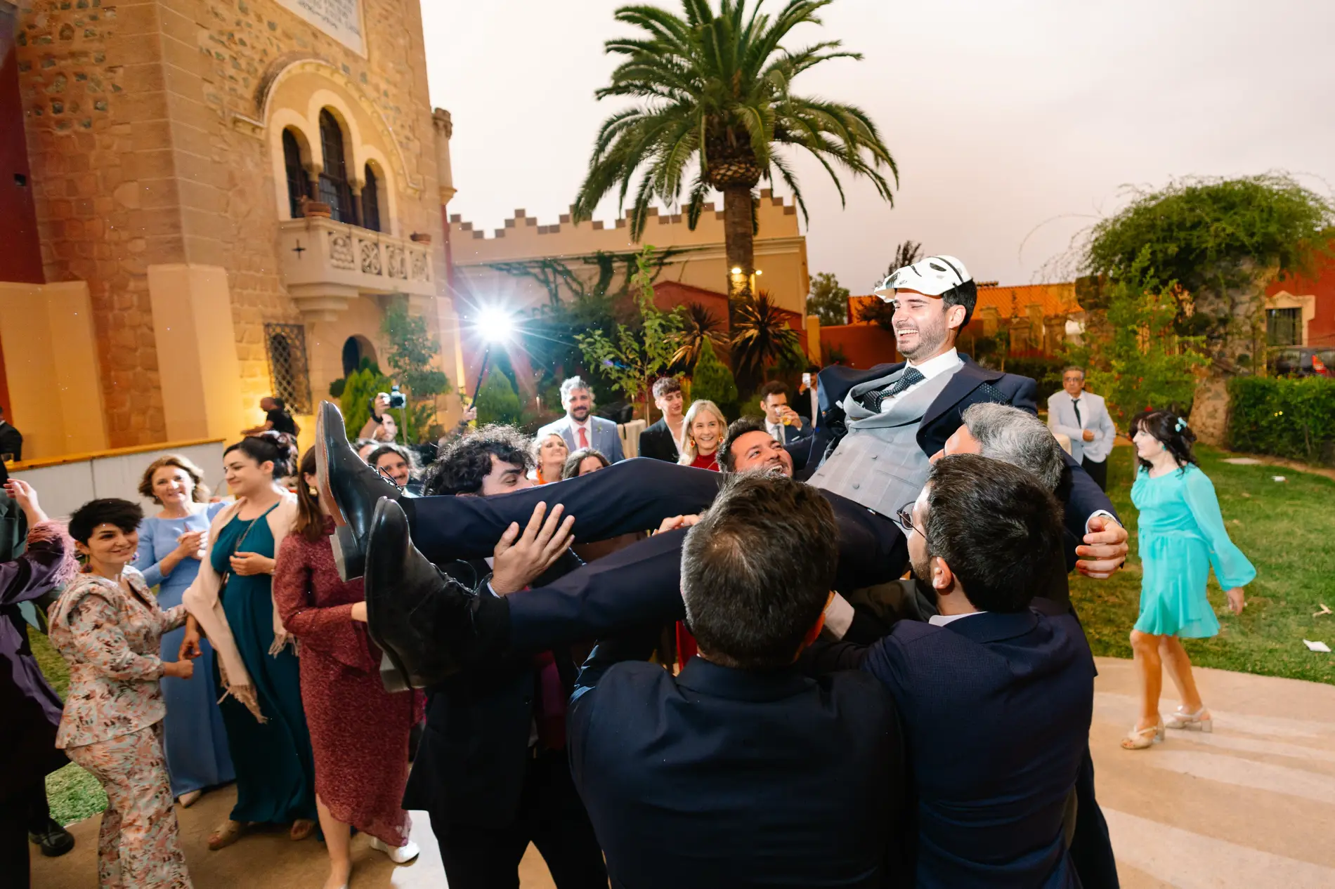 Los invitados mantean a Álvaro en el jardín, en Casa Colorada, Badajoz