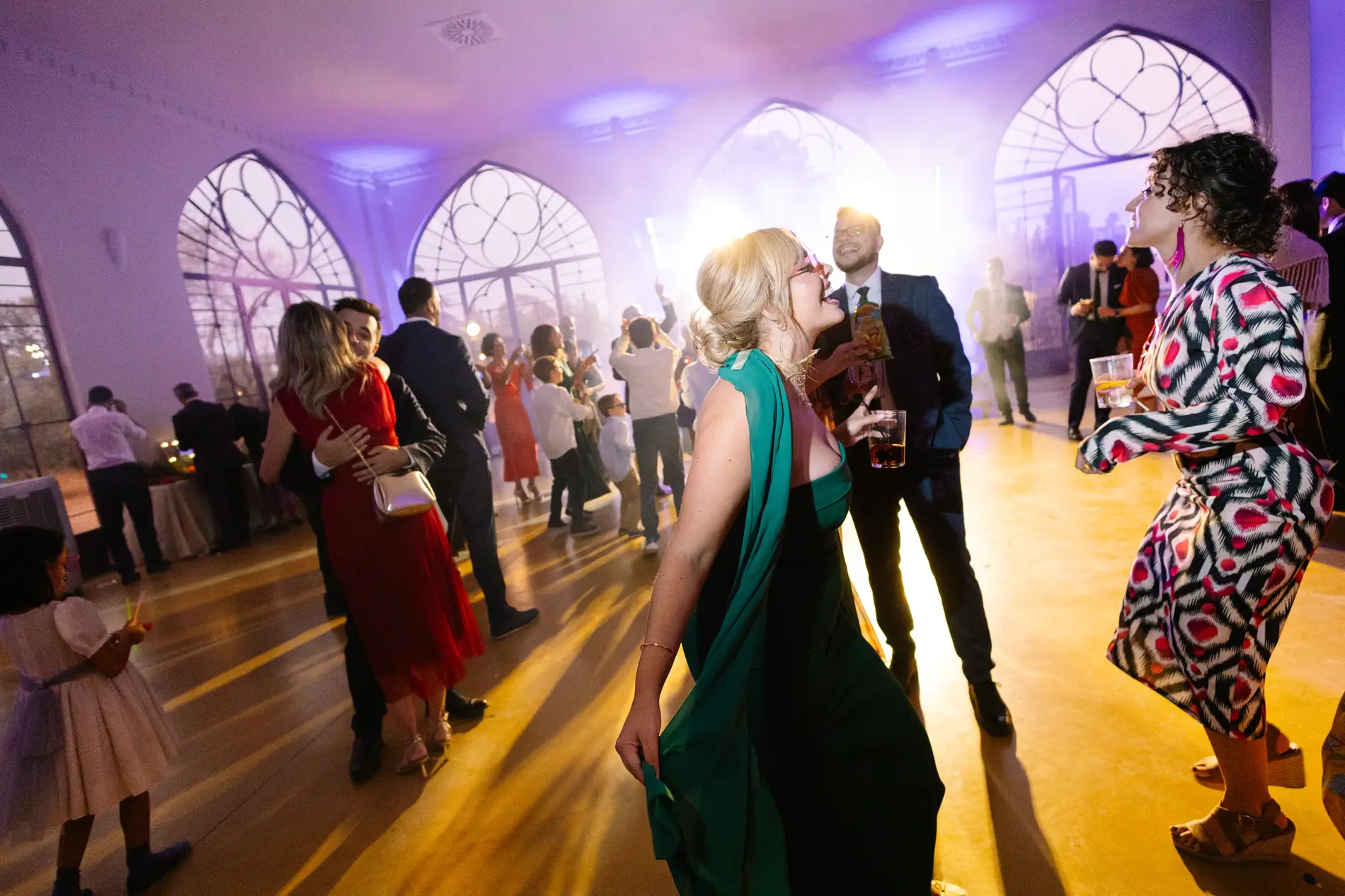 Pista de baile iluminada en el salón de ventanales, en Casa Colorada, Badajoz