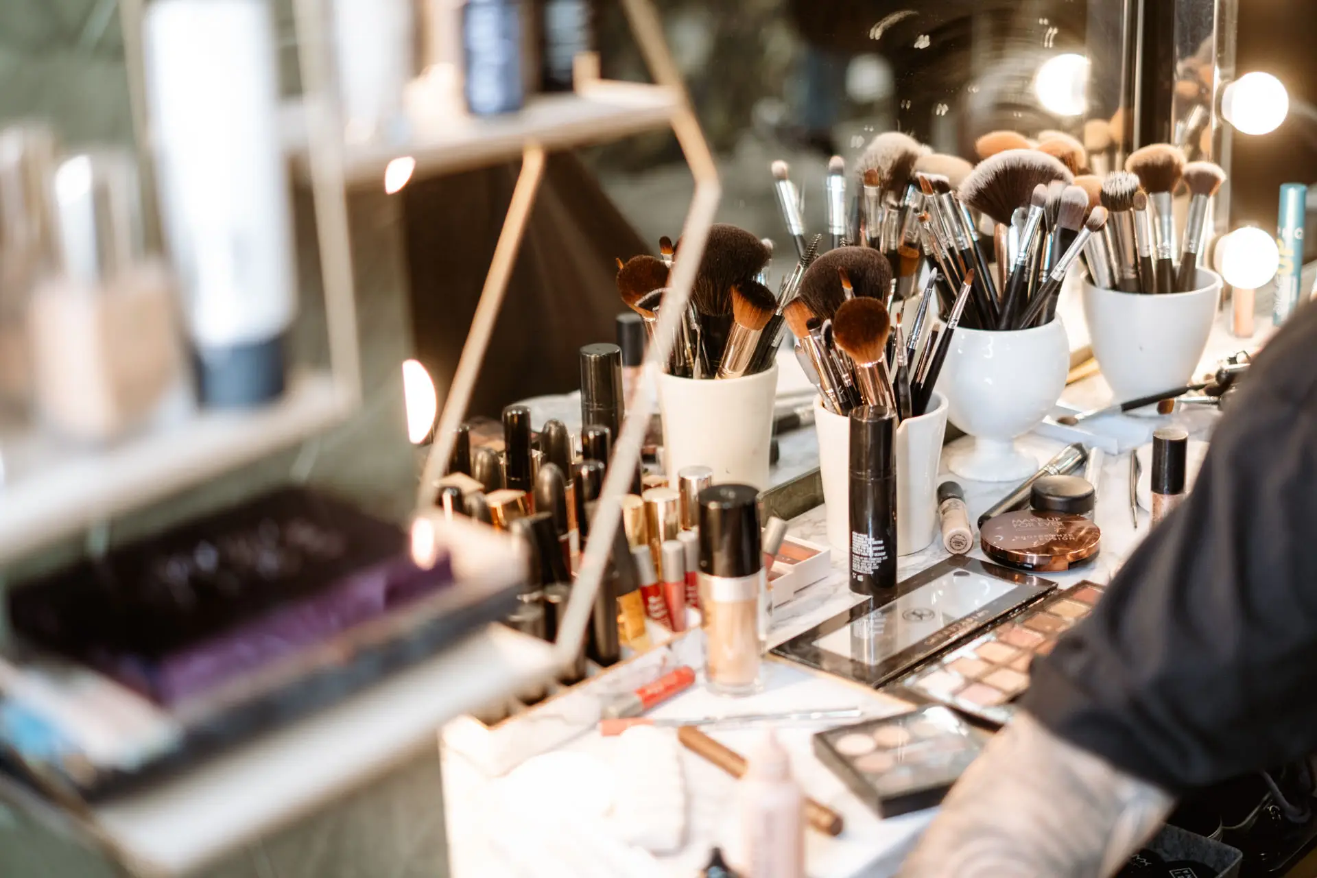 Brochas y maquillaje sobre el tocador de la novia, en Mérida