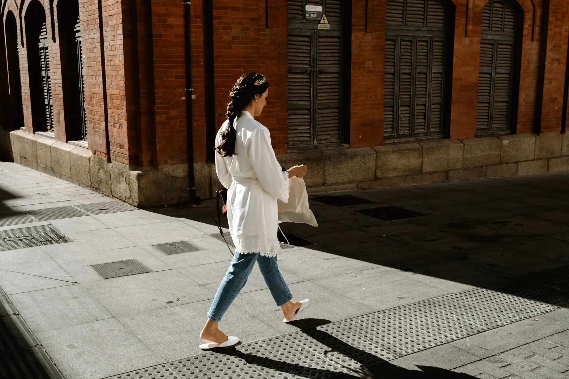 La novia vuelve por la calle con el pelo ya trenzado, en Mérida