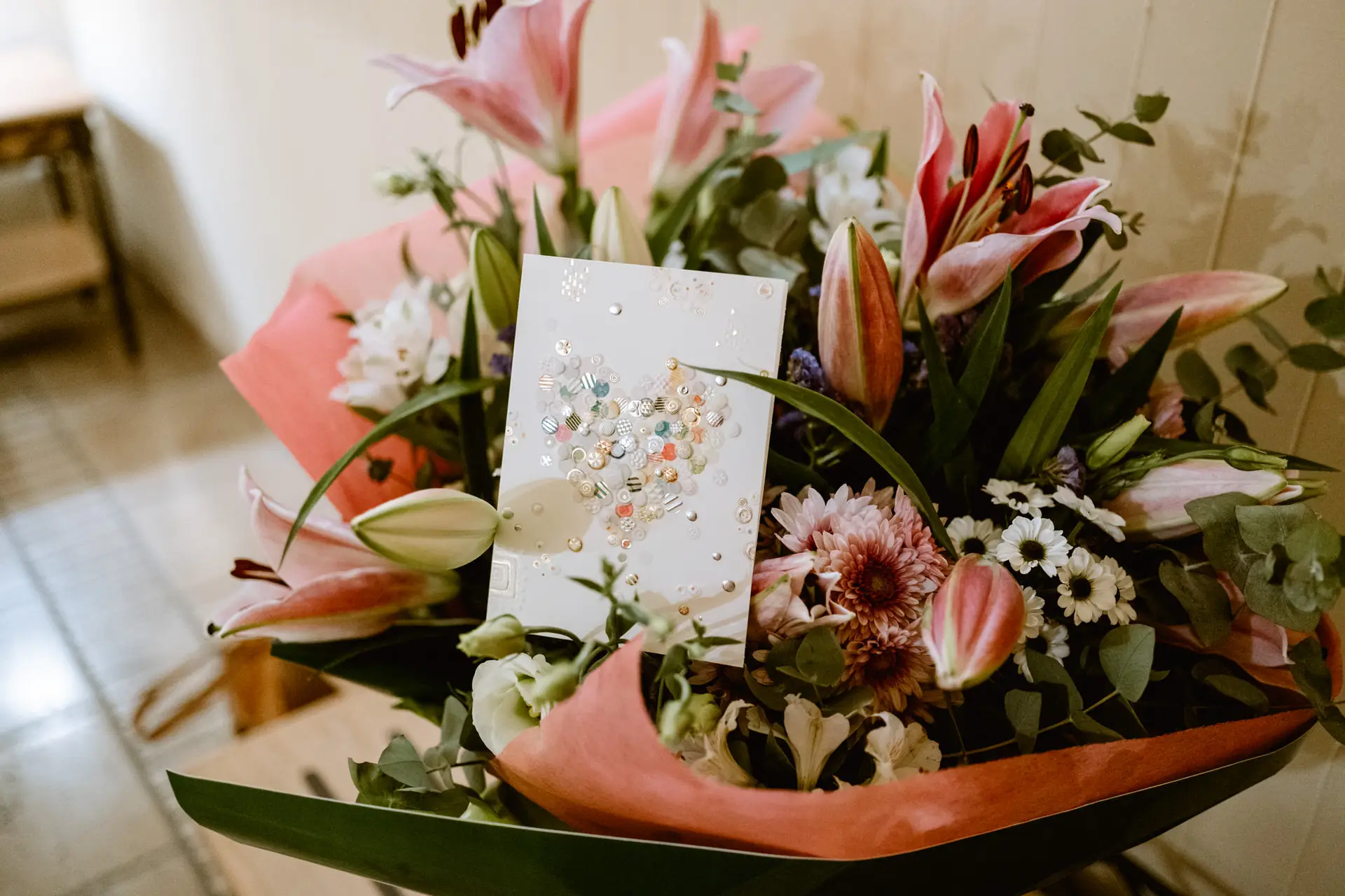 Ramo de flores con una tarjeta para la novia, en Mérida