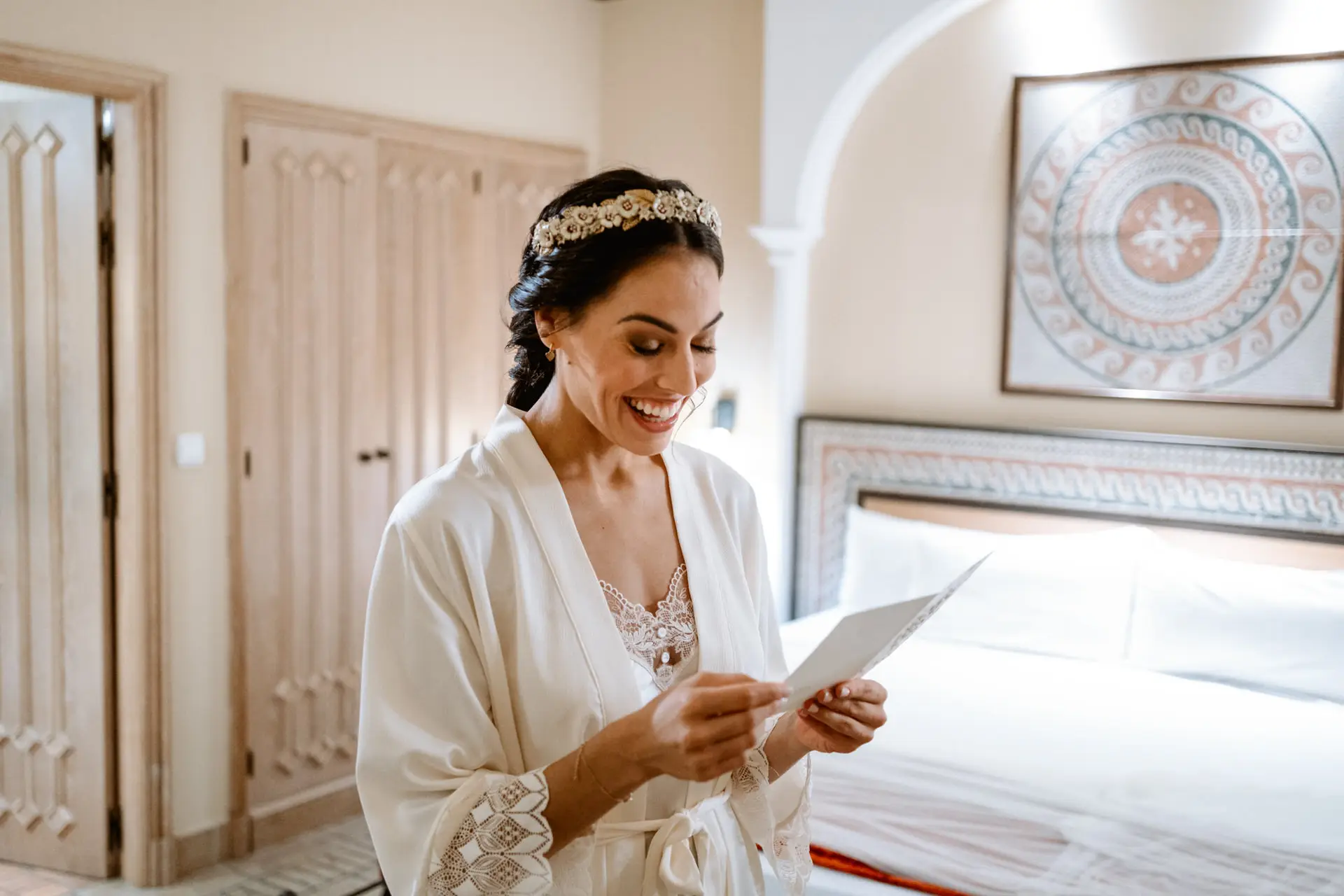 La novia lee una carta en la habitación antes de vestirse, en Mérida