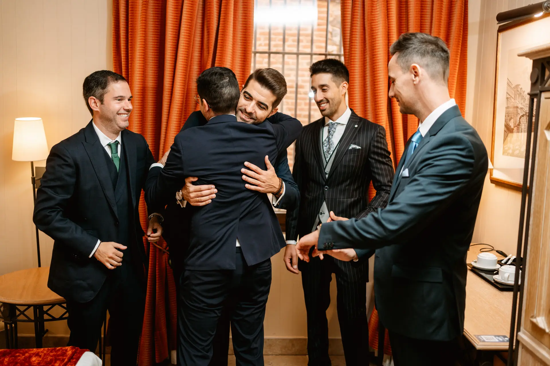 El novio se abraza con sus amigos antes de la boda, en Mérida