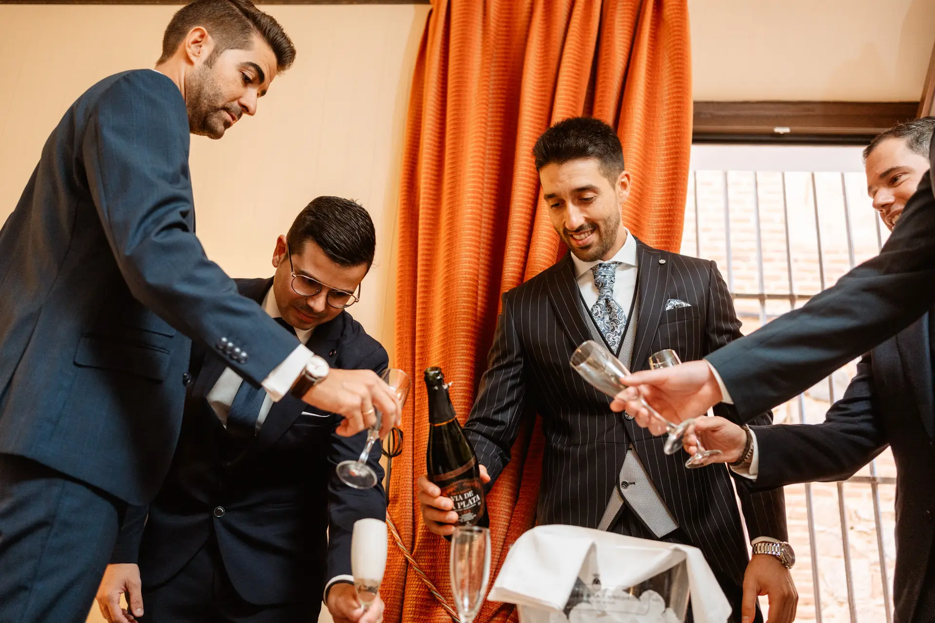 Los amigos del novio sirven cava antes de salir, en Mérida