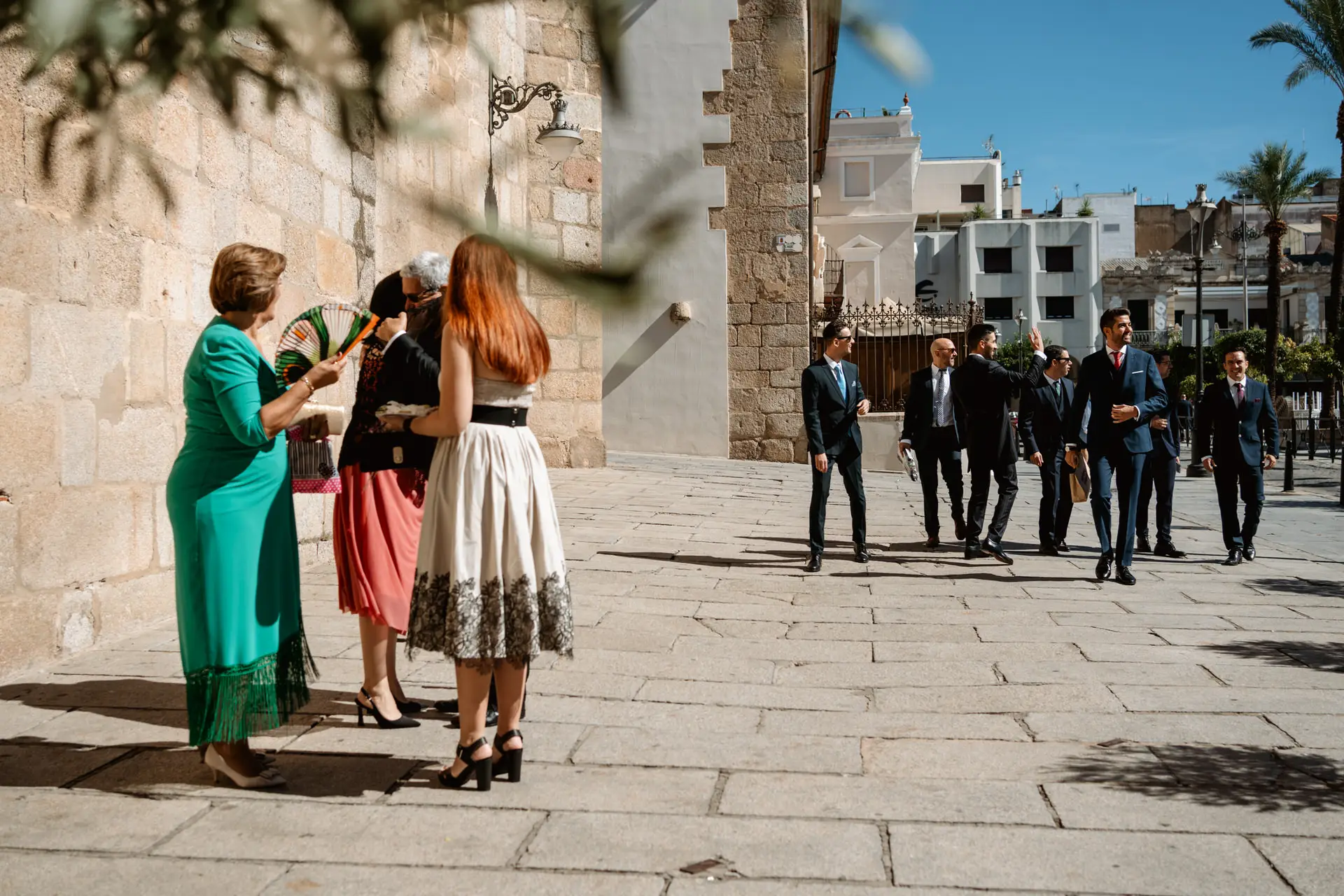 El novio y sus amigos llegan a pie a la Concatedral de Santa María, en Mérida