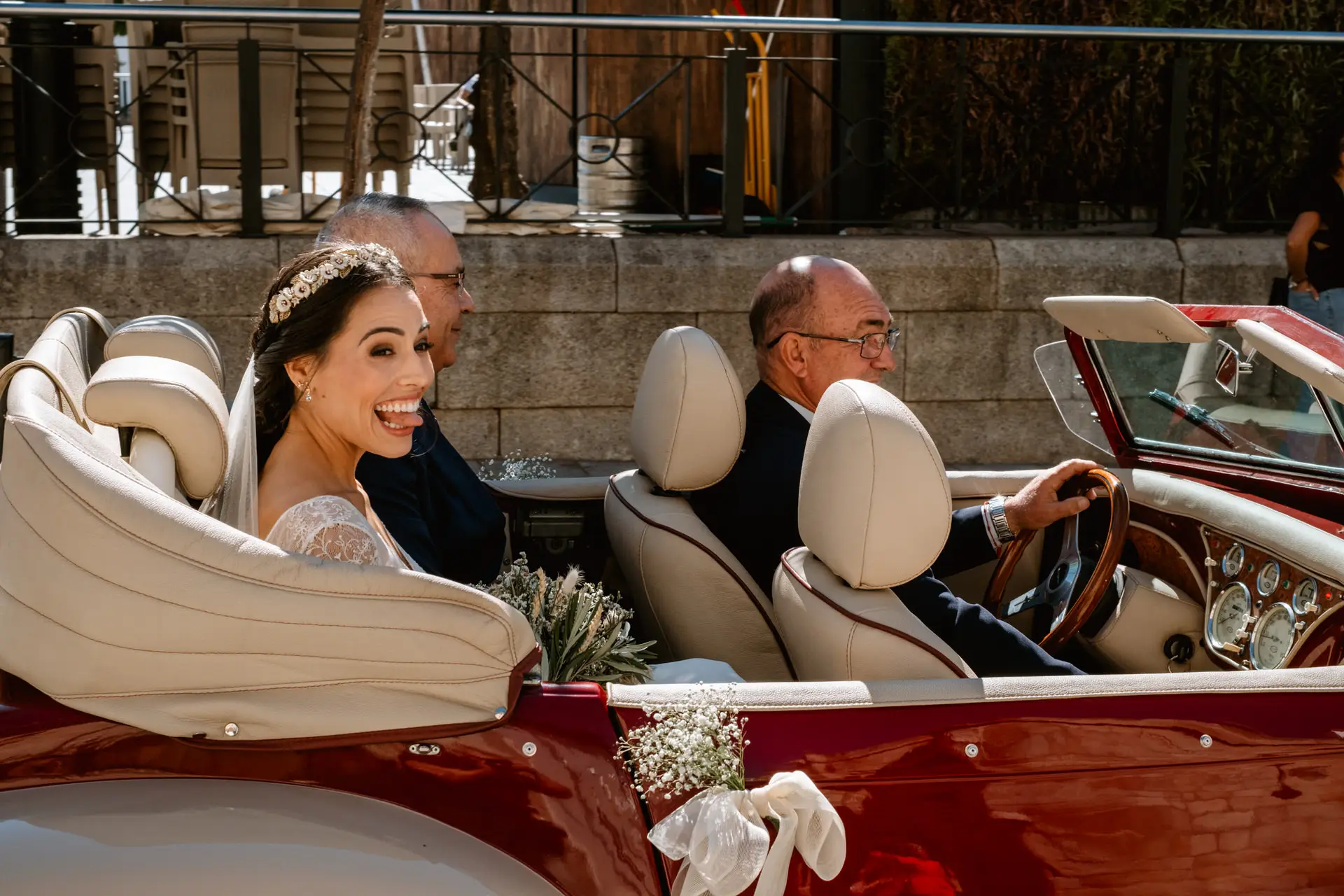 La novia llega en un descapotable rojo a la Concatedral, en Mérida