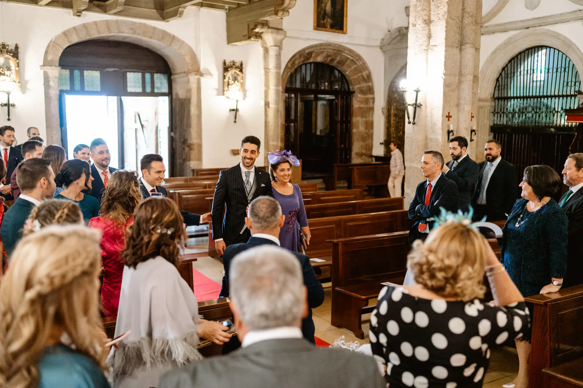 Los invitados esperan dentro de la Concatedral de Santa María, en Mérida