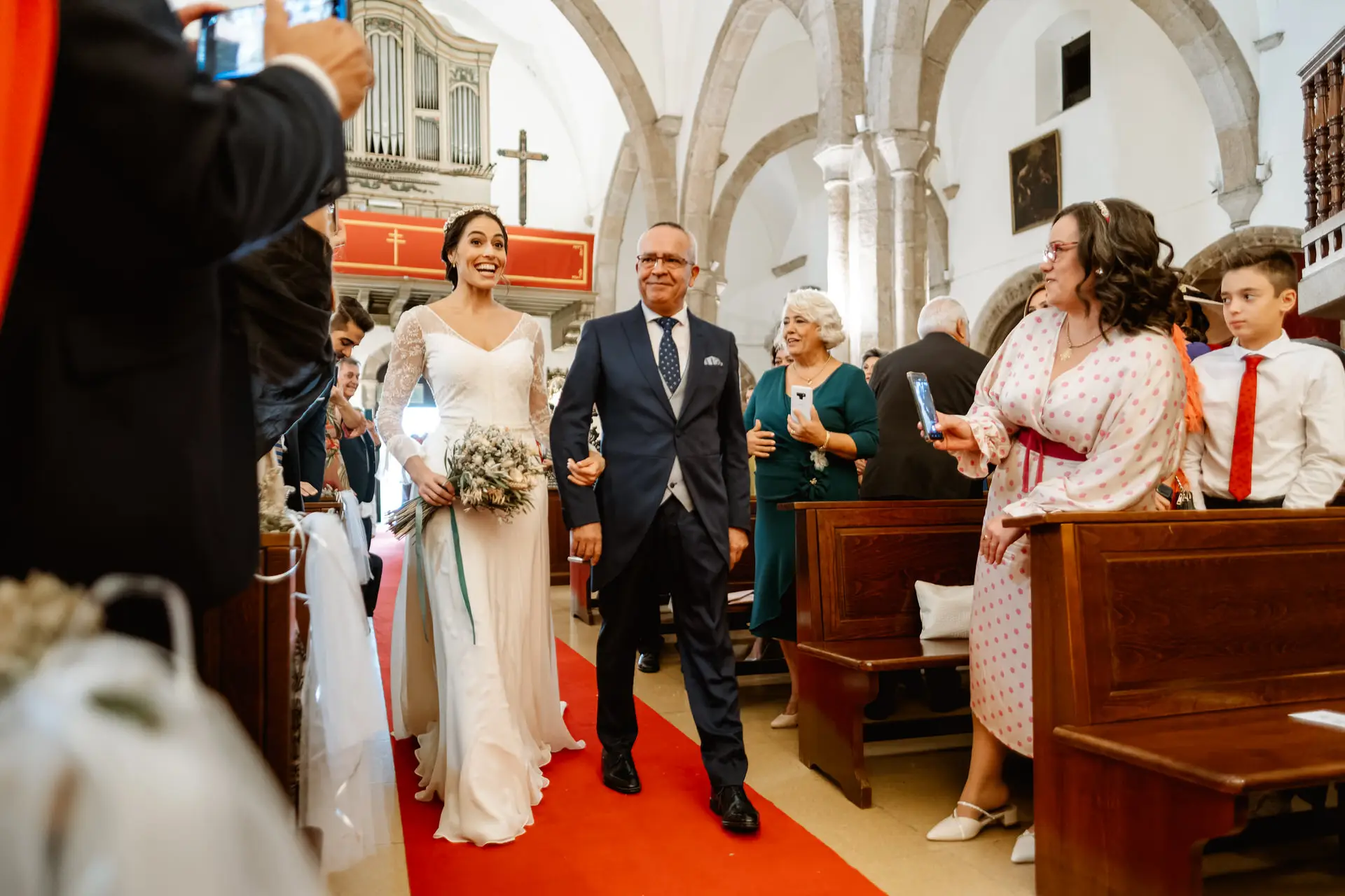 La novia entra en la Concatedral de Santa María por el pasillo rojo, en Mérida