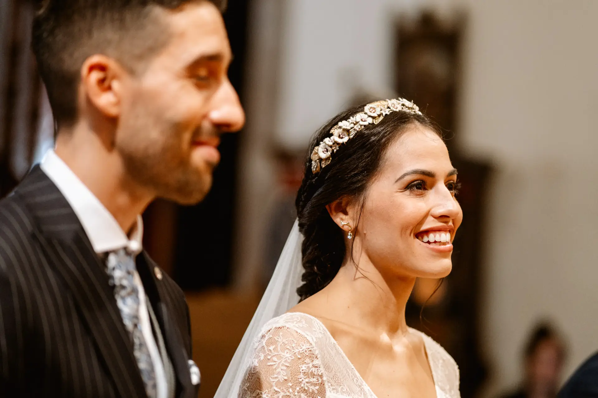 Los novios sonríen durante la ceremonia en la Concatedral de Mérida