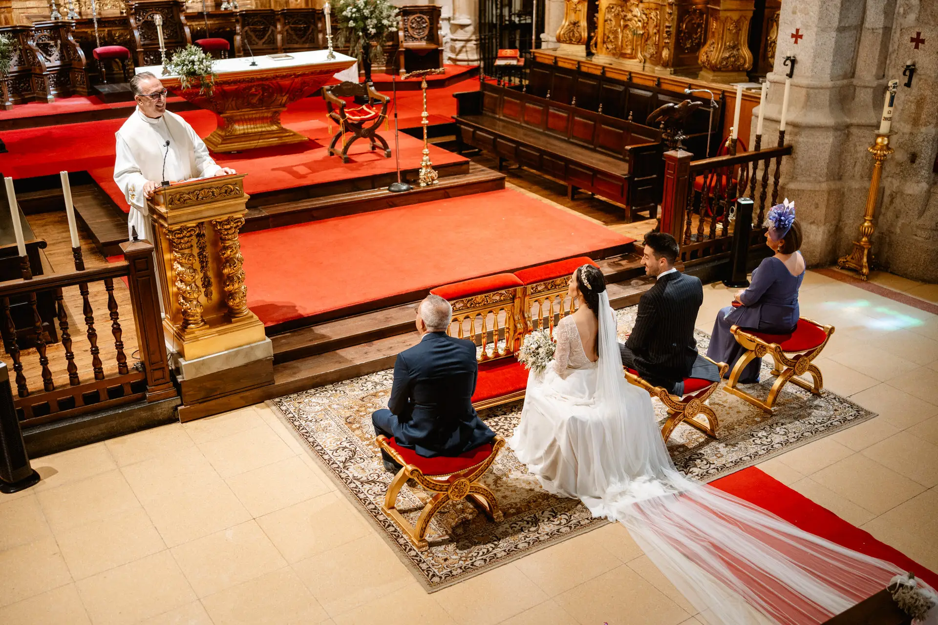 La ceremonia ante el altar mayor de la Concatedral de Santa María, vista desde arriba, en Mérida