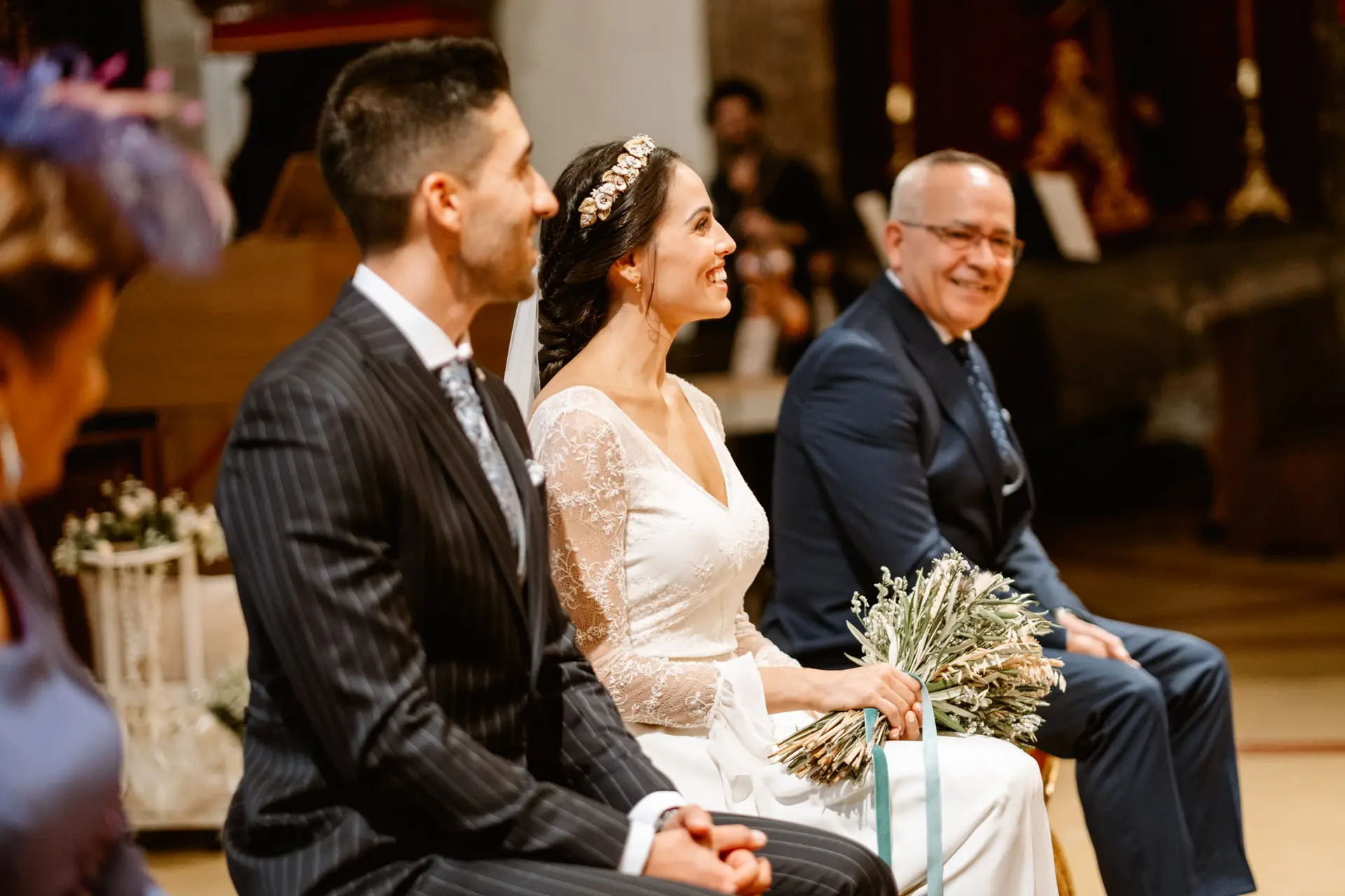 Los novios sentados en el altar durante la ceremonia, en Mérida