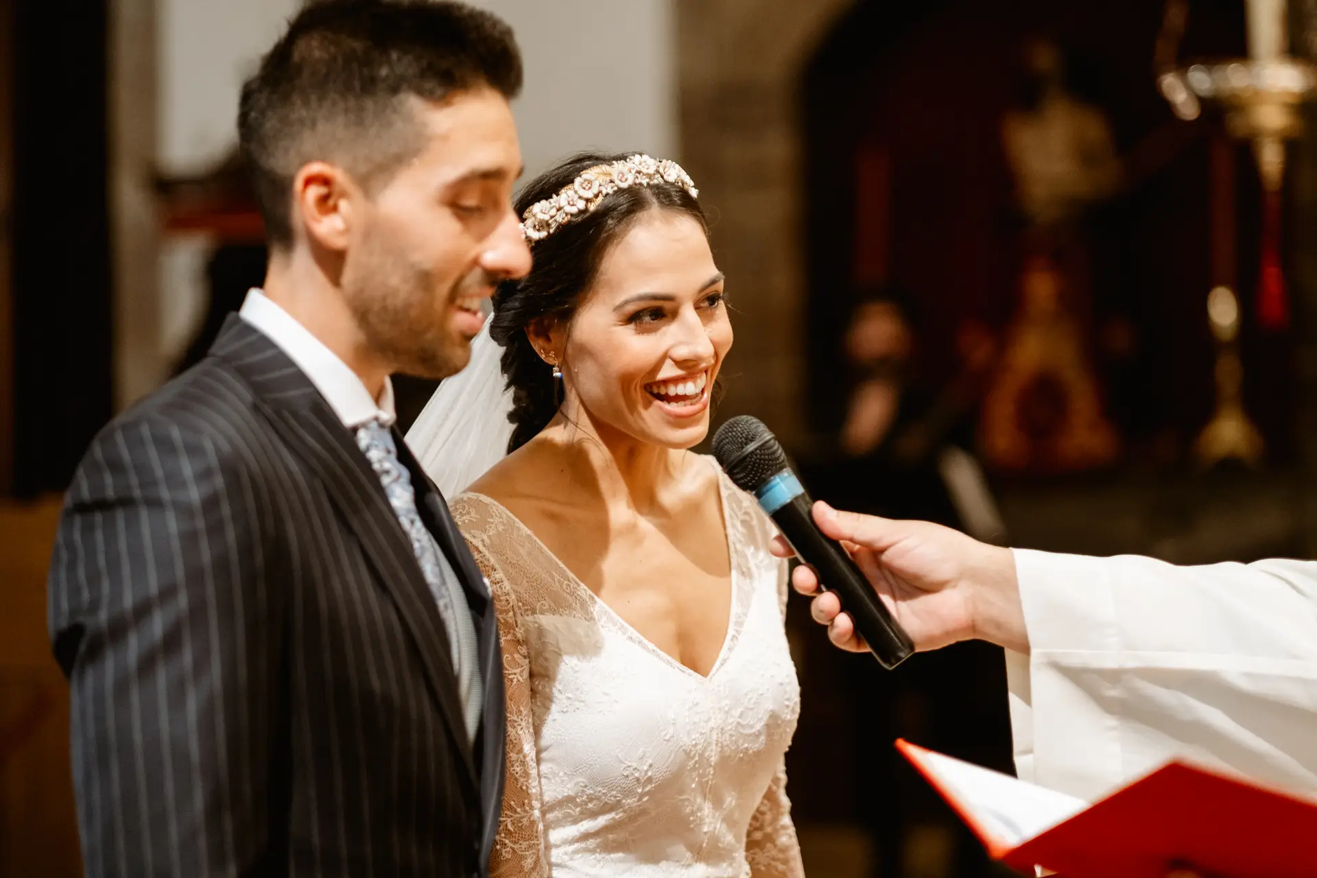 La novia habla al micrófono durante la ceremonia, en Mérida