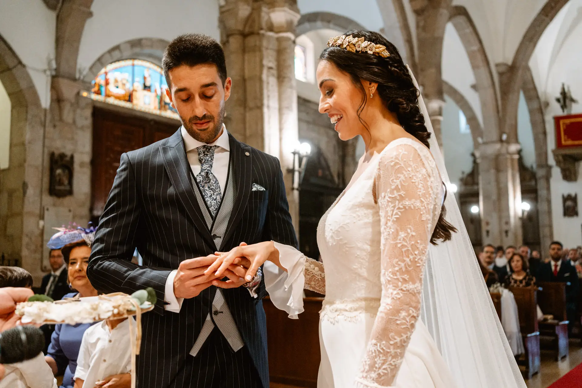 El novio pone el anillo a la novia en la Concatedral de Santa María, en Mérida